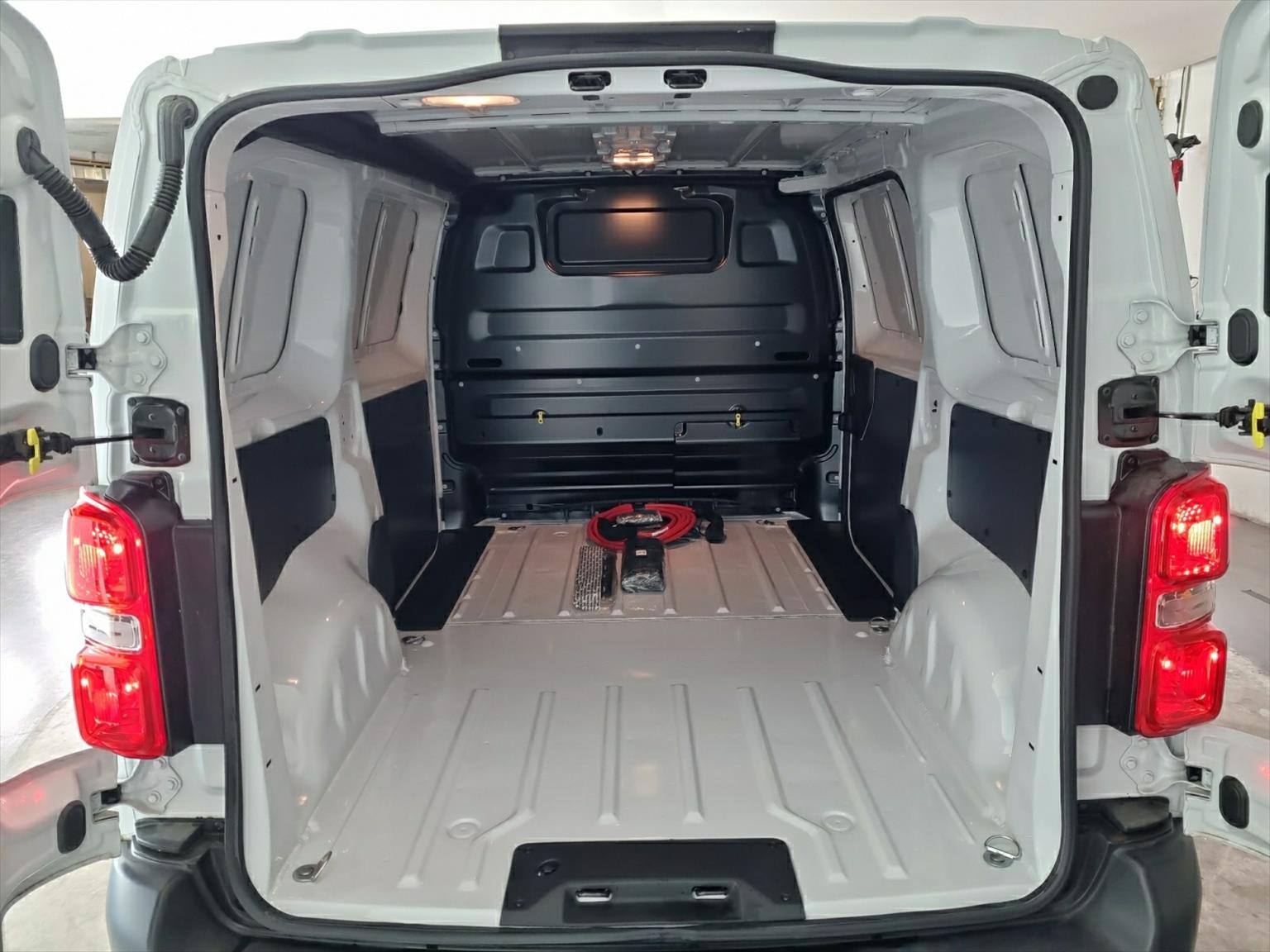 PEUGEOT e-Expert Premium 50 KWh Standard L2 DAB + Kamera-image-13