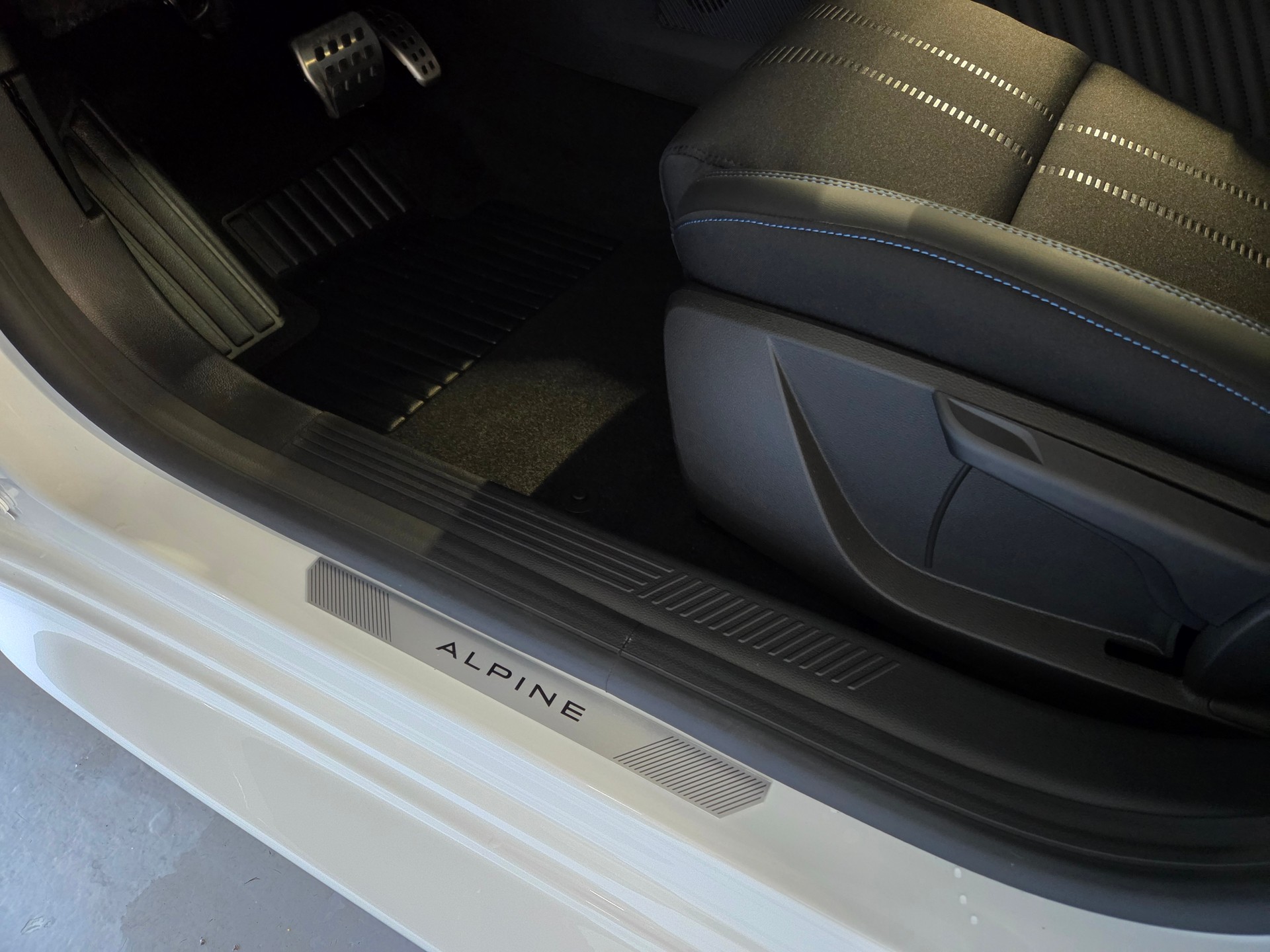 RENAULT CLIO E-TECH FULL HYBRID esprit Alpine full hybrid E-Tech 160-image-4