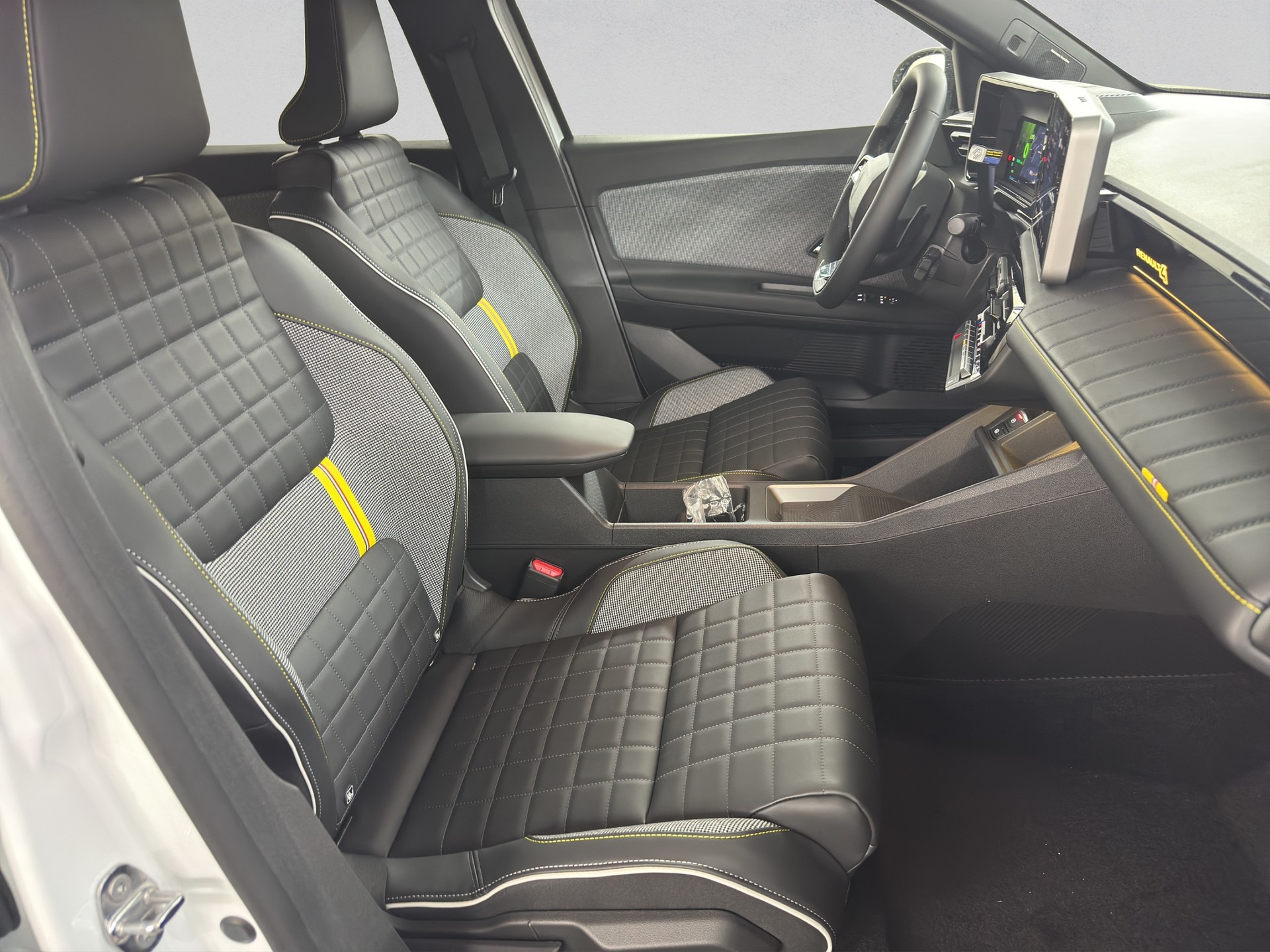RENAULT R4 E-Tech Comfort Range 52 kWh Iconic-image-10
