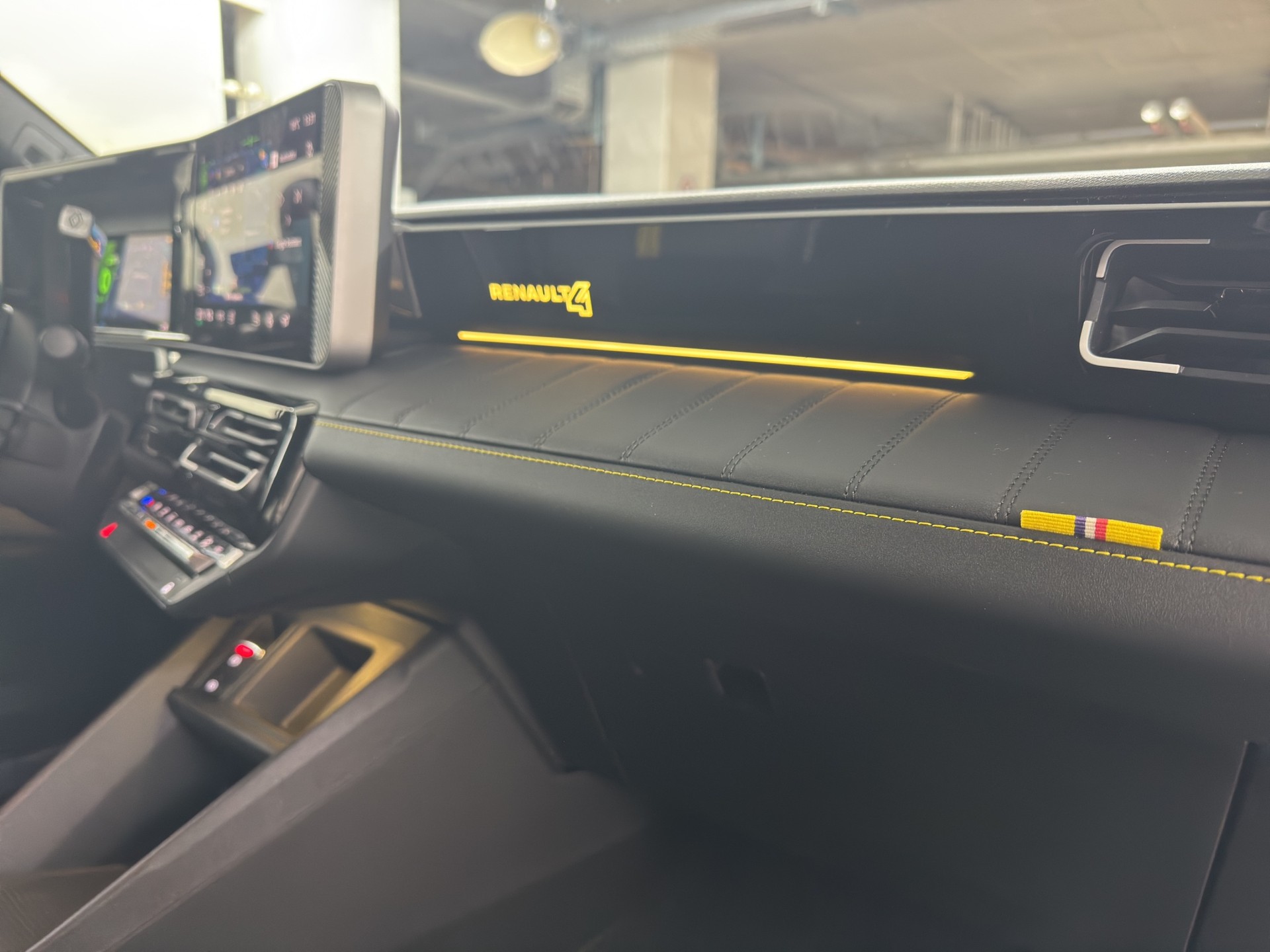 RENAULT R4 E-Tech Comfort Range 52 kWh Iconic-image-11