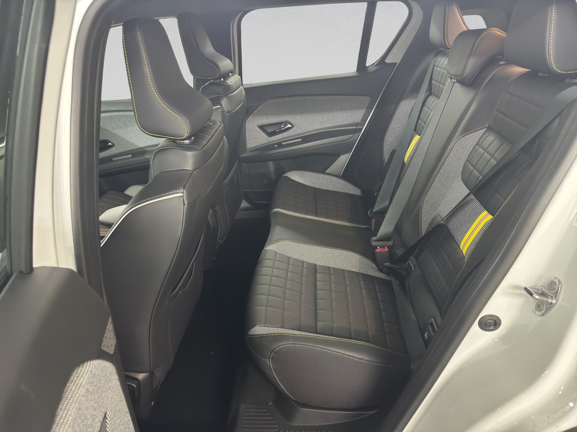 RENAULT R4 E-Tech Comfort Range 52 kWh Iconic-image-9