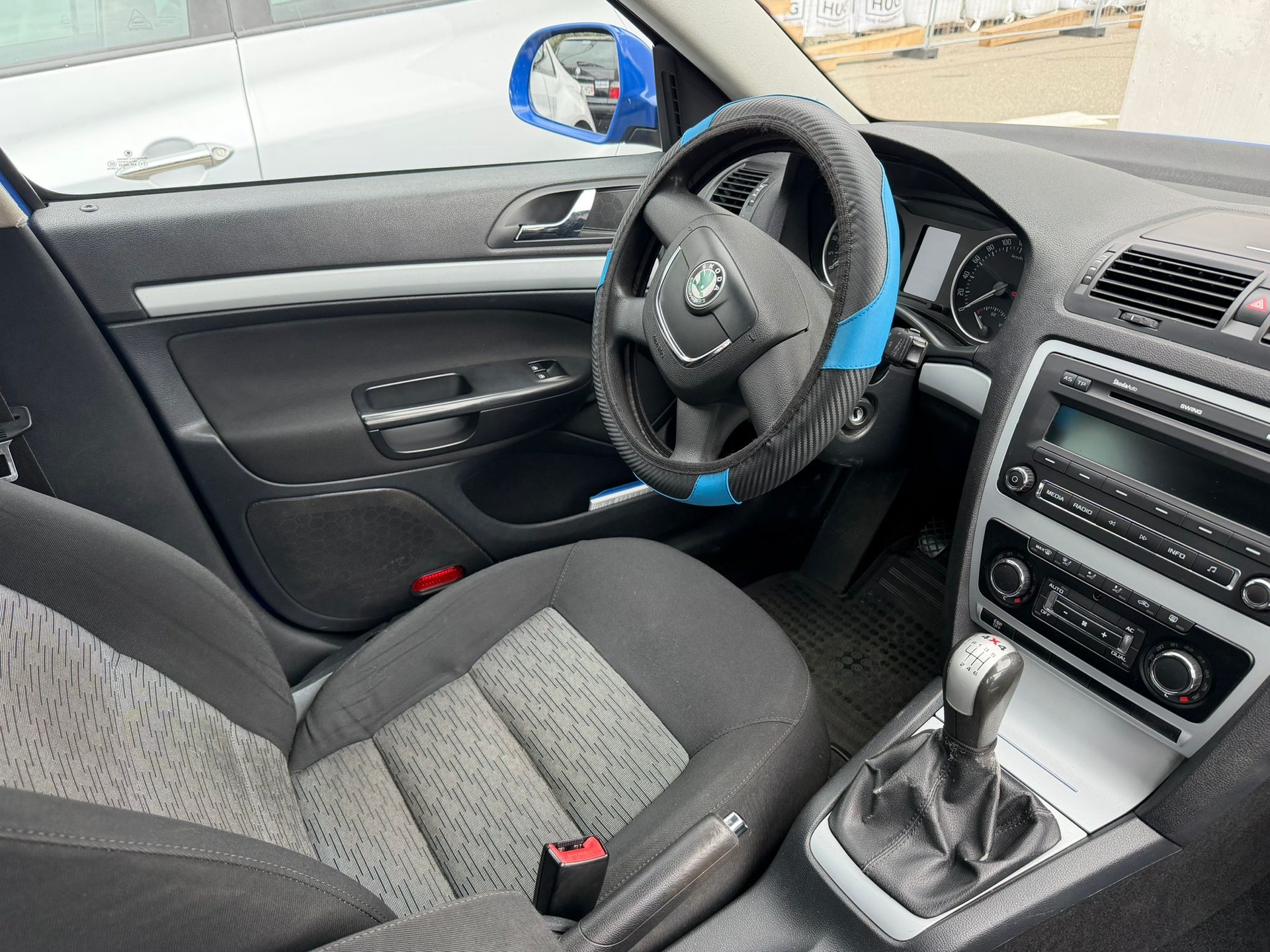 SKODA Octavia Combi 1.9 TDI Adventure 4x4-image-2