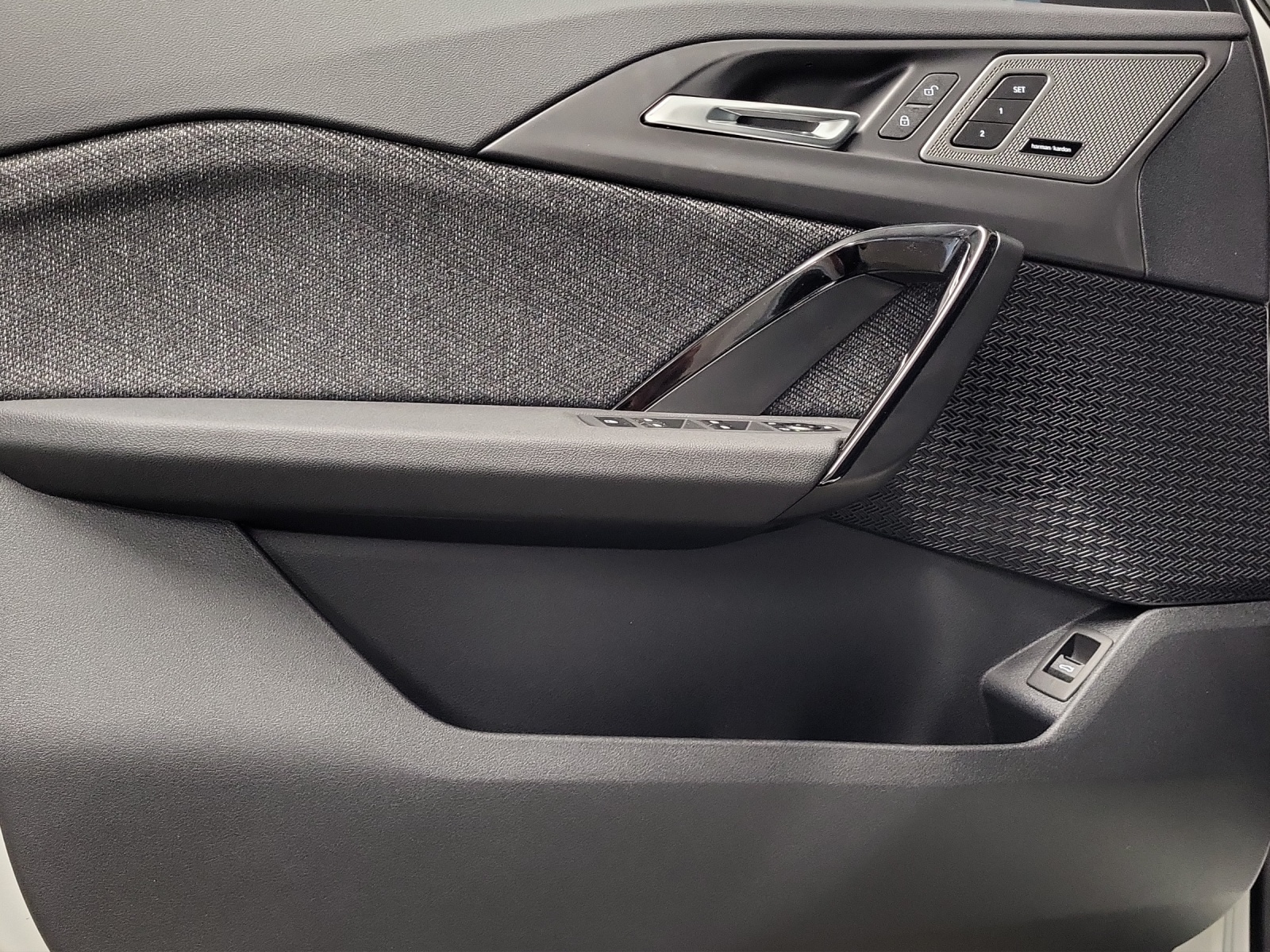 BMW iX1 eDrive 20-image-17