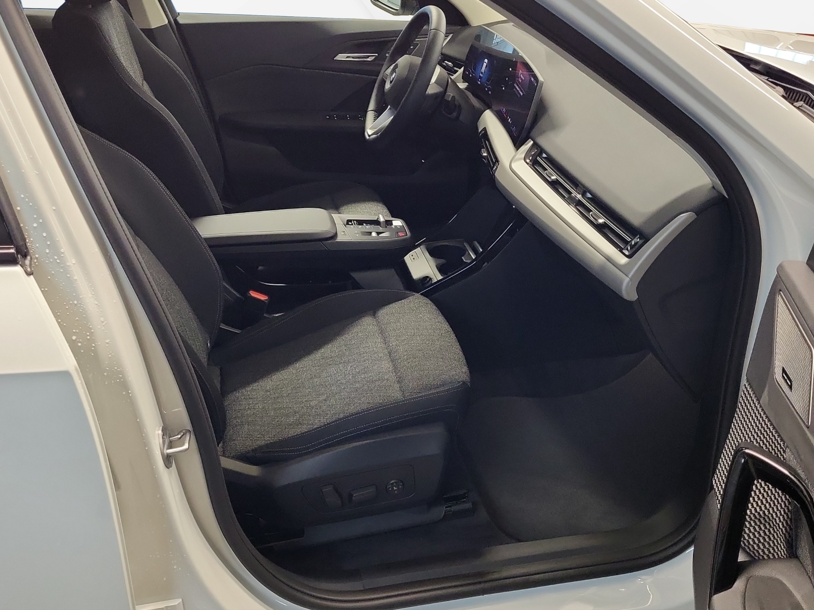 BMW iX1 eDrive 20-image-10