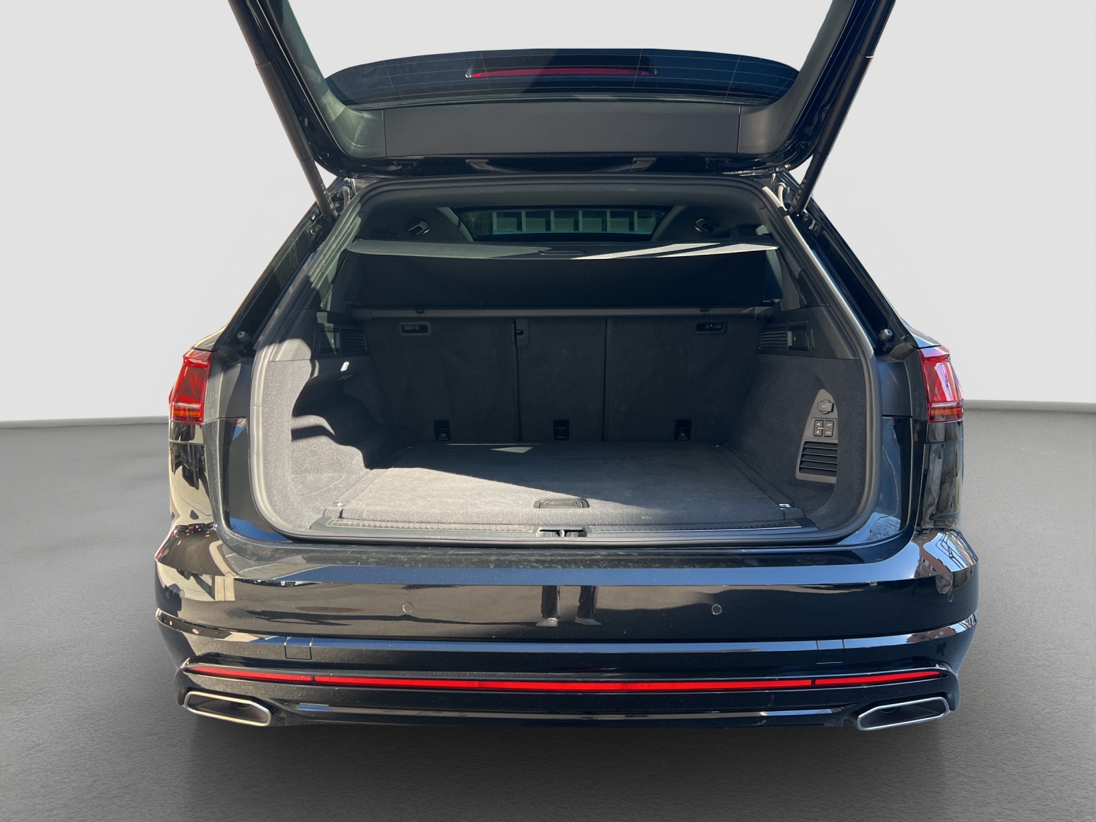 VW Touareg 3.0 TSI eHybrid R Tiptronic-image-9