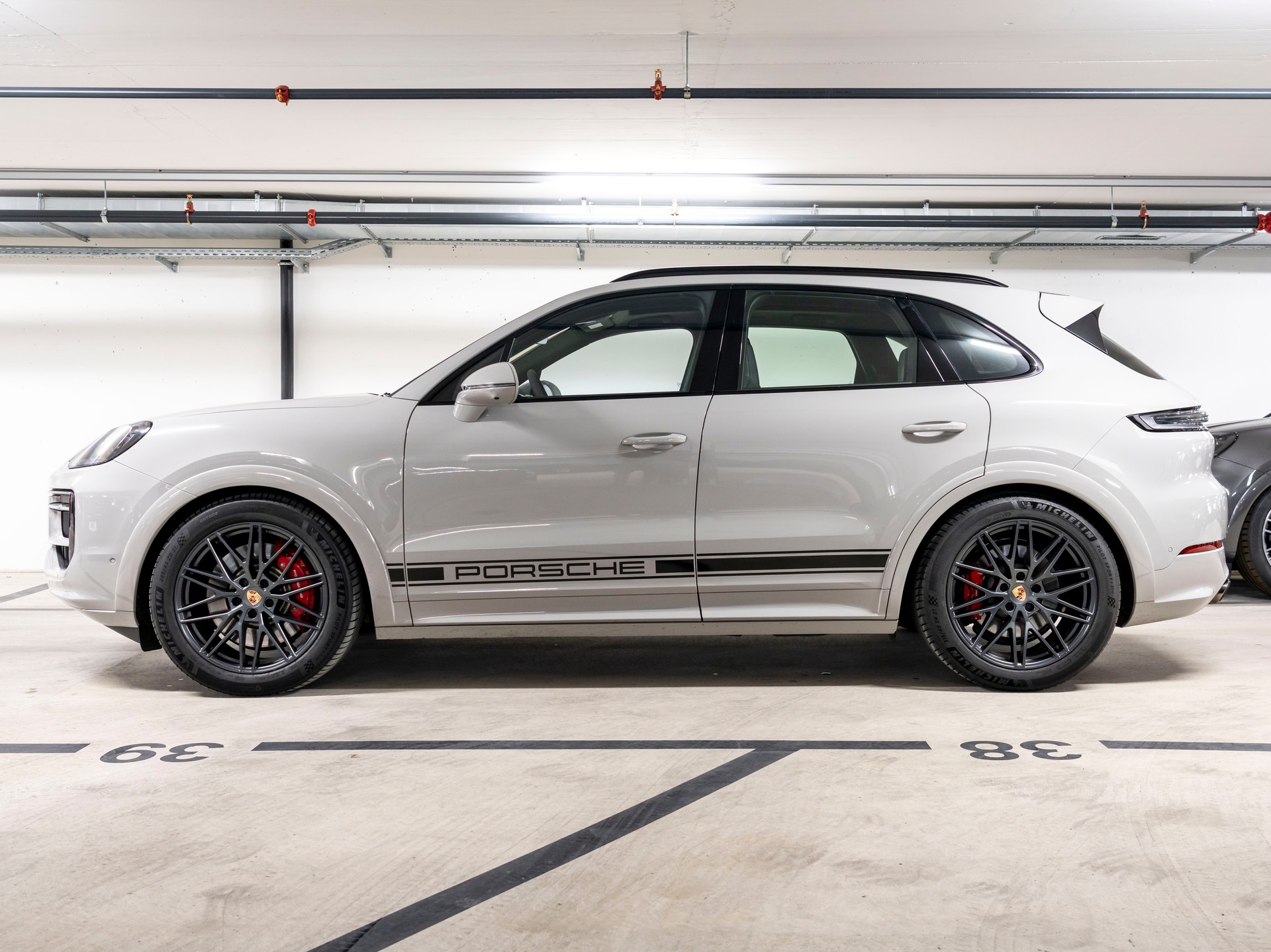 PORSCHE Cayenne GTS Tiptronic-showroom-element-1