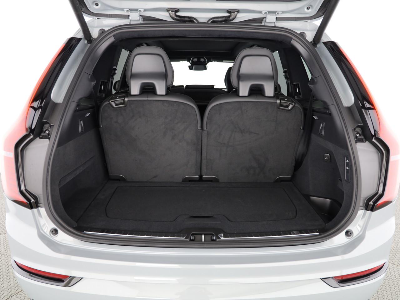 VOLVO XC90 2.0 B5 MH Black Edition AWD-image-14