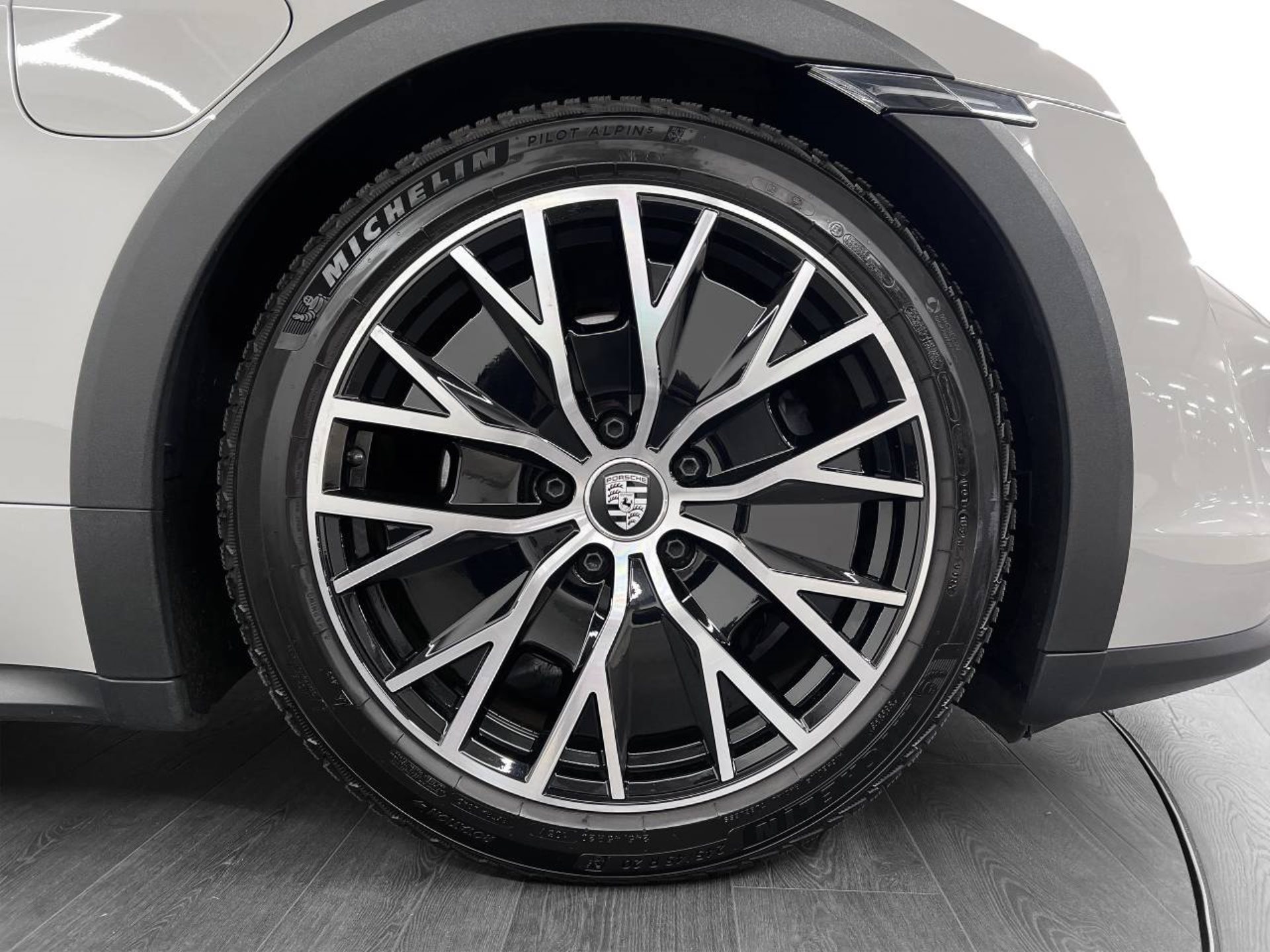 PORSCHE Taycan 4 Cross Turismo-image-10