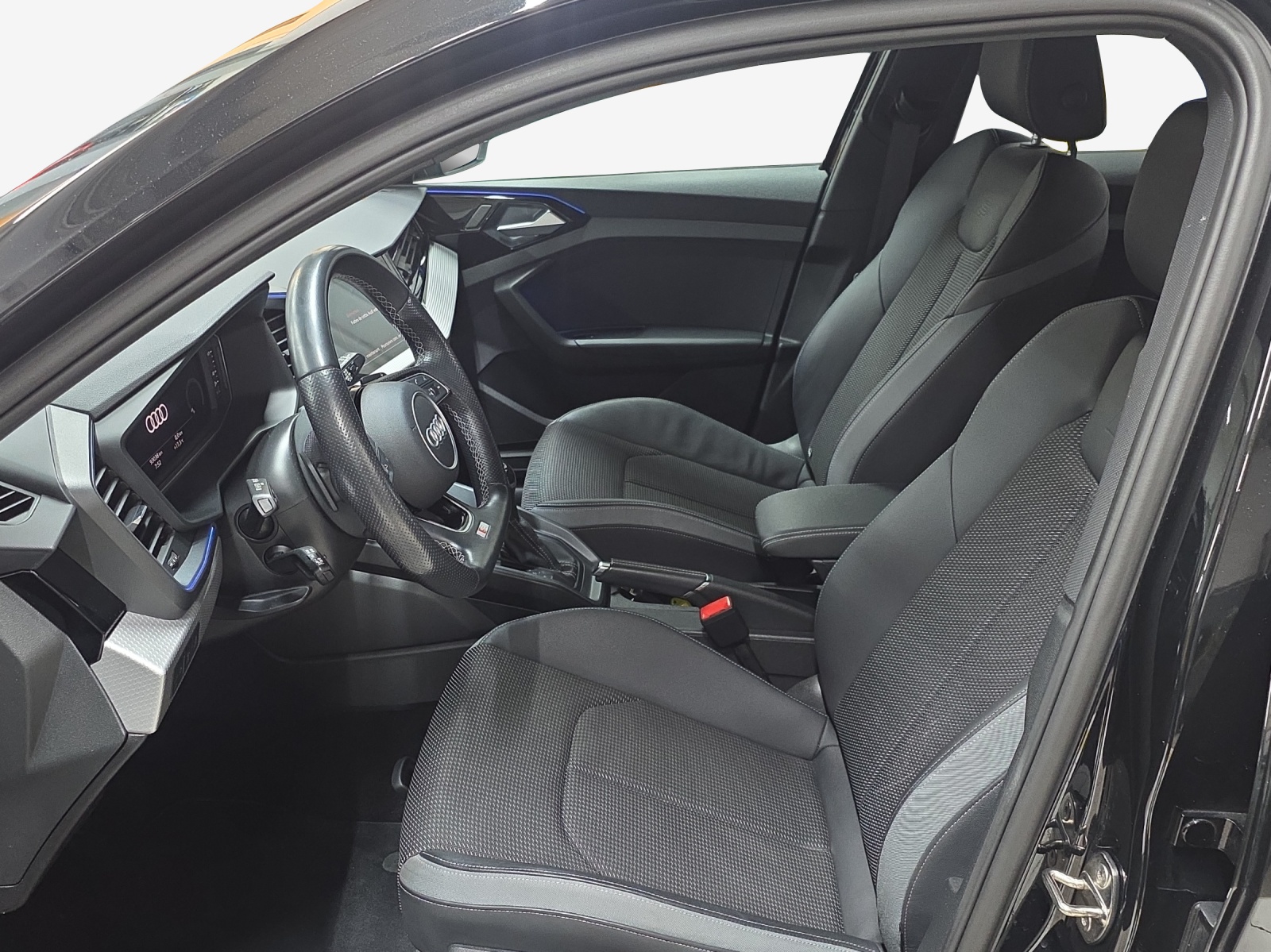 AUDI A1 City Carver30 TFSI Attraction-image-7