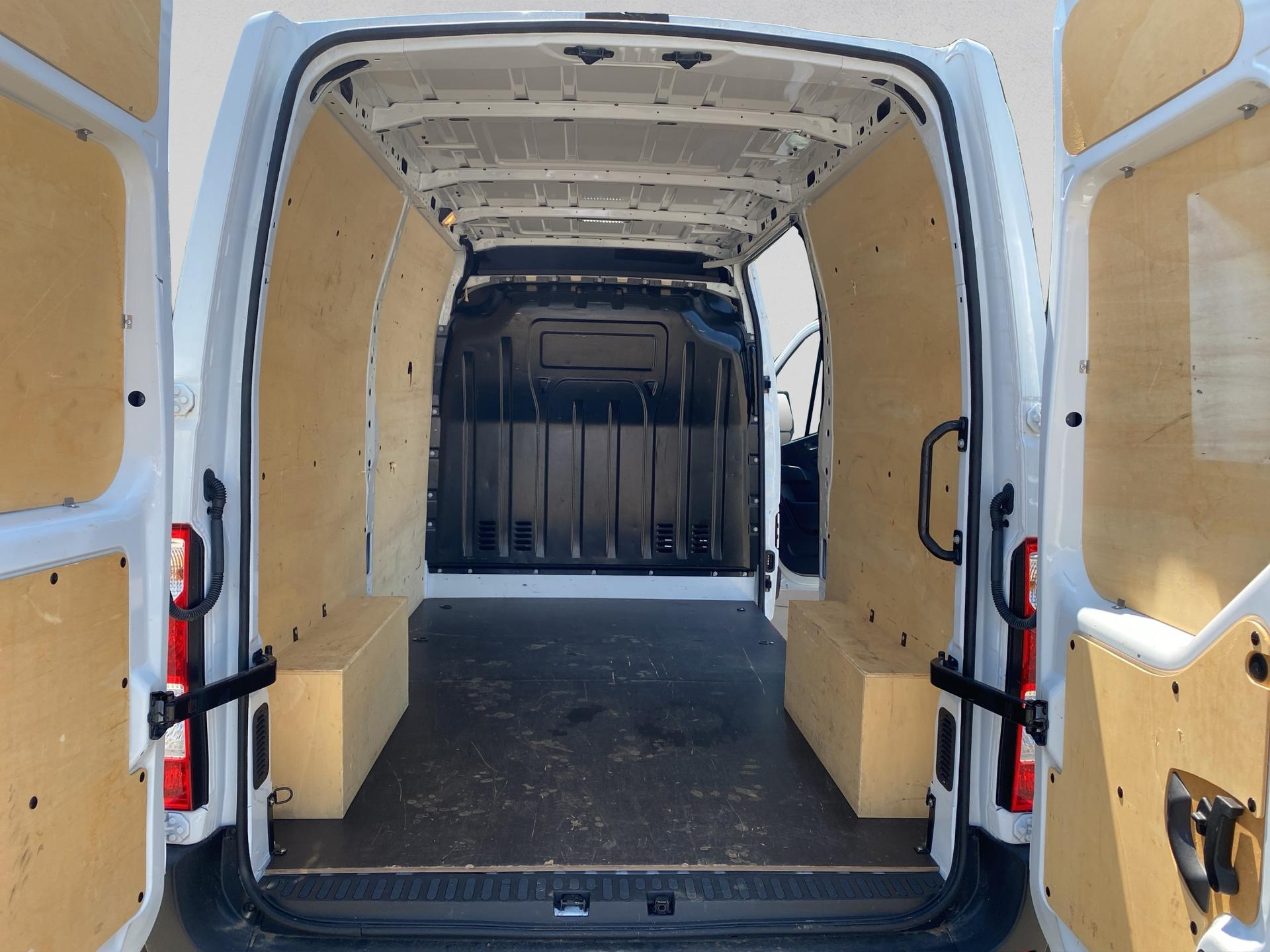 RENAULT Master T35 2.3 Blue dCi 135 L2H2-image-22