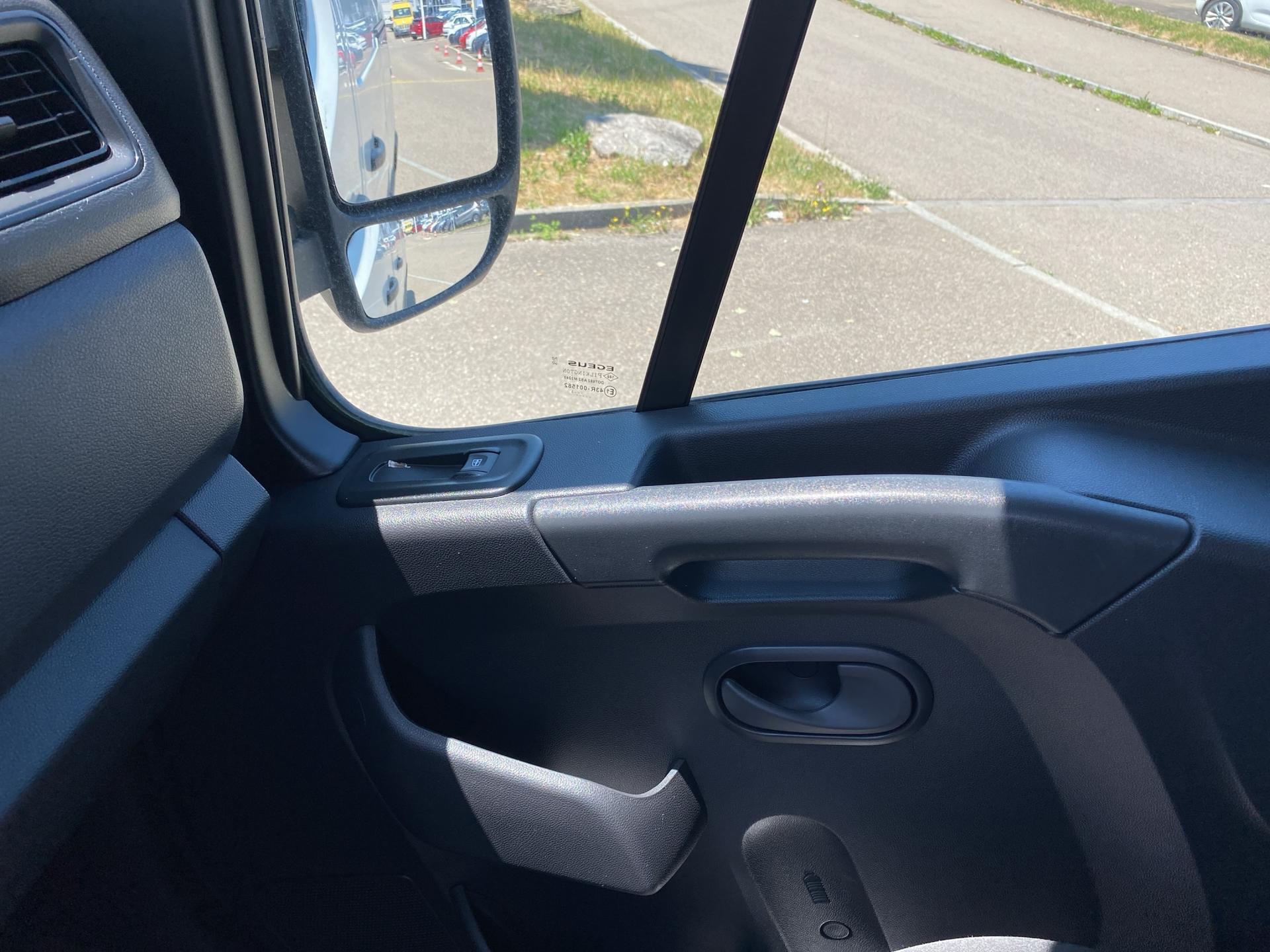 RENAULT Master T35 2.3 Blue dCi 135 L2H2-image-19