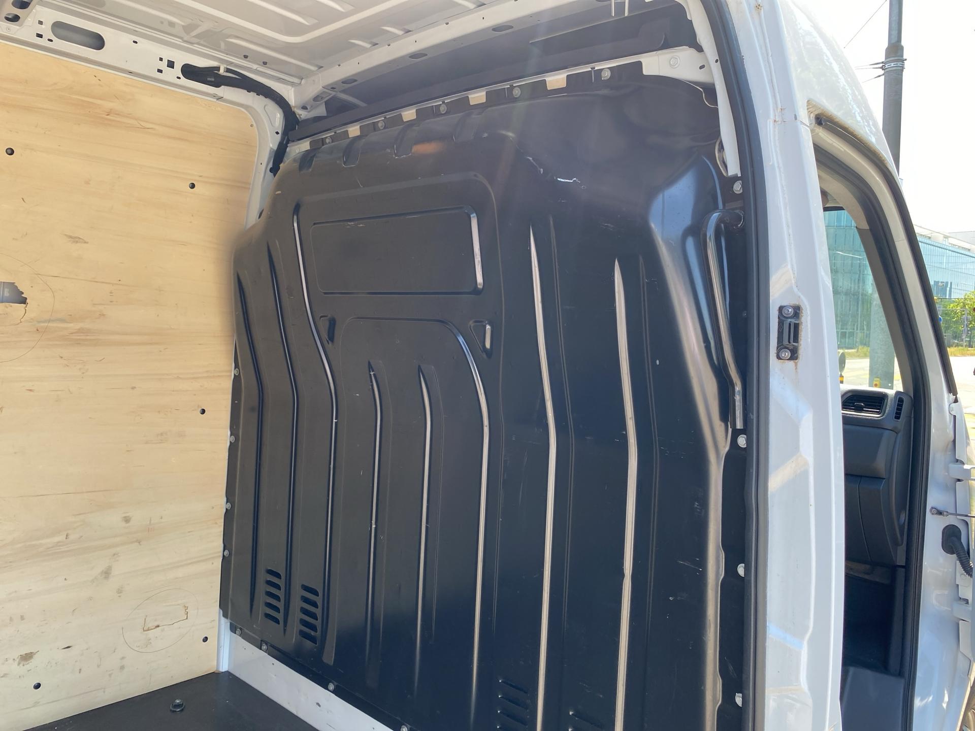 RENAULT Master T35 2.3 Blue dCi 135 L2H2-image-21