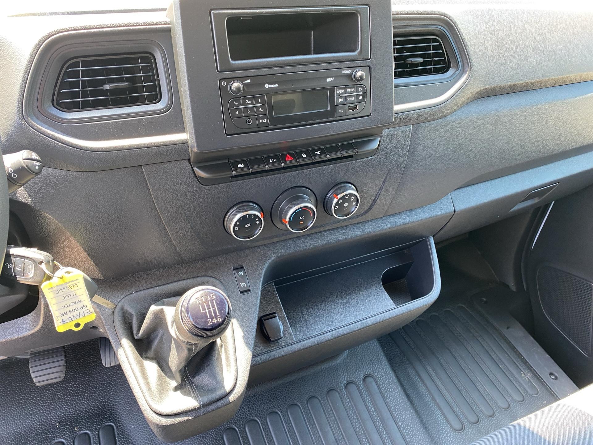 RENAULT Master T35 2.3 Blue dCi 135 L2H2-image-11