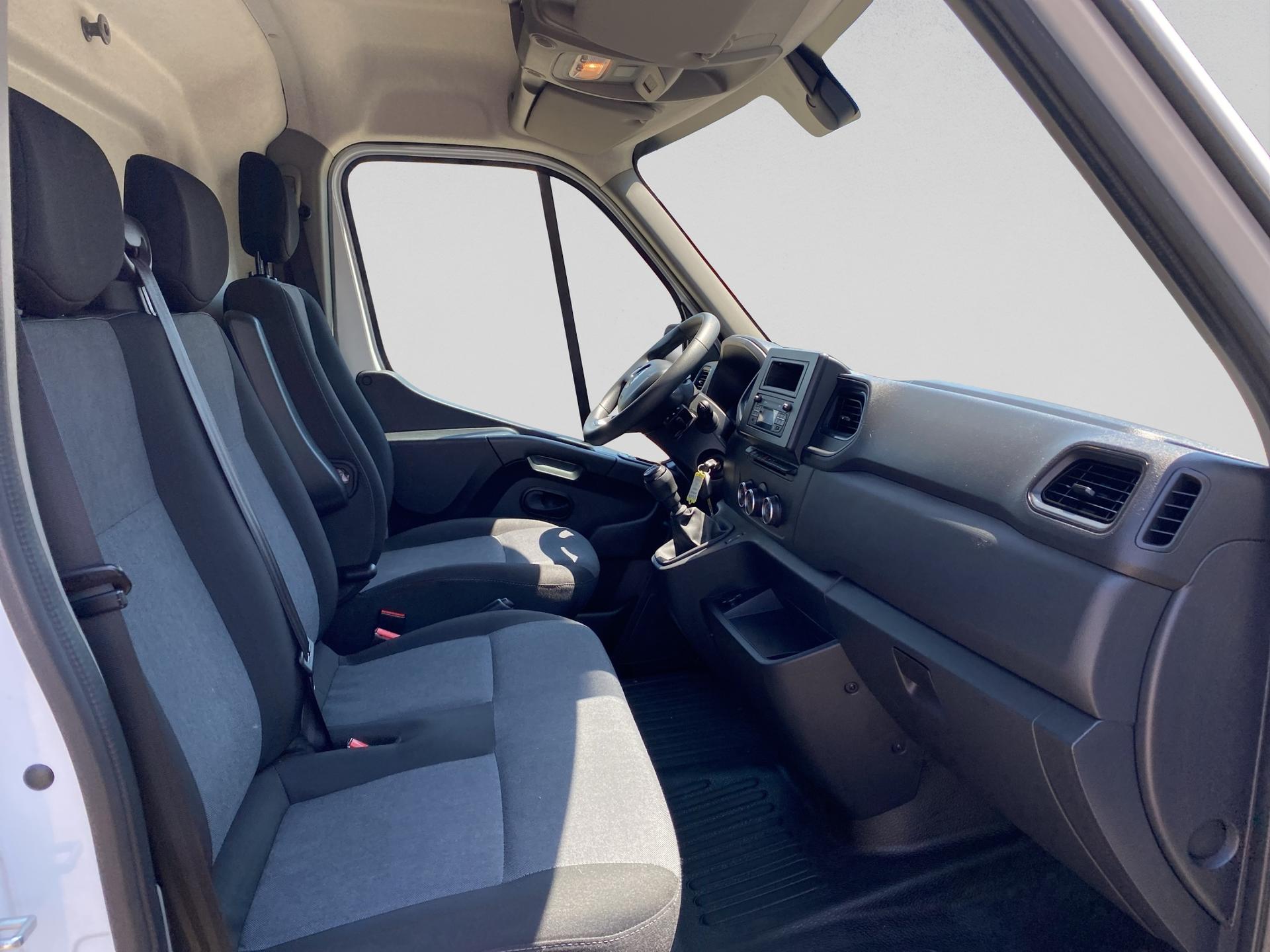 RENAULT Master T35 2.3 Blue dCi 135 L2H2-image-18