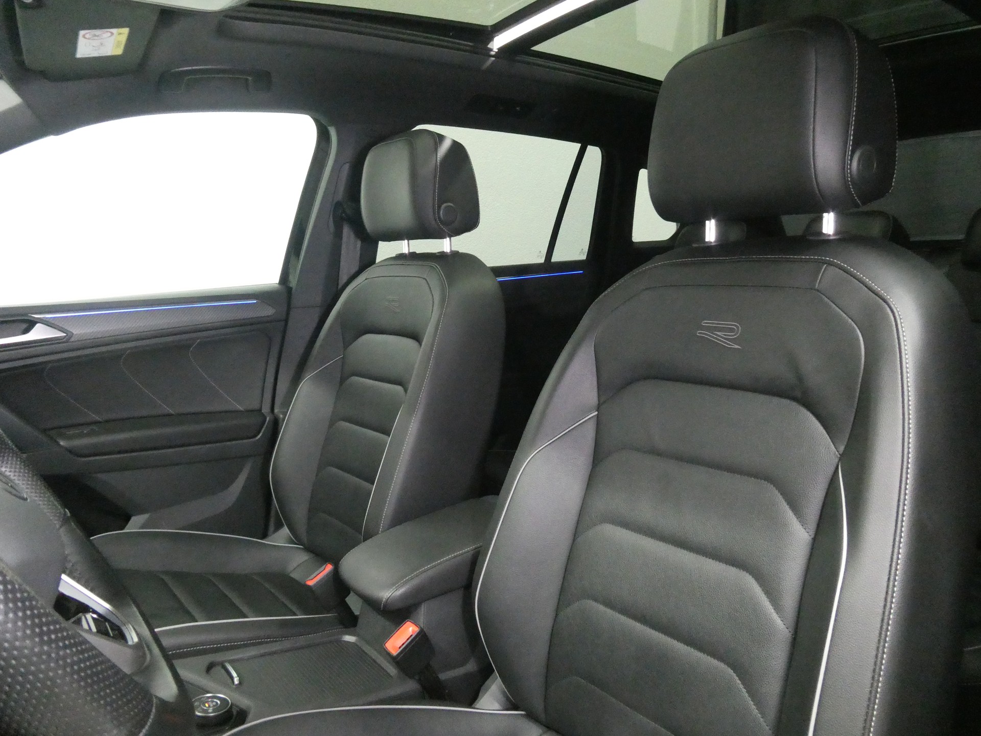 VW Tiguan 2.0TSI R-Line 4Motion DSG - Black Style - Panorama - Leder - Harman/Kardon - AHK - 360° Kamera - 245 PS-image-9