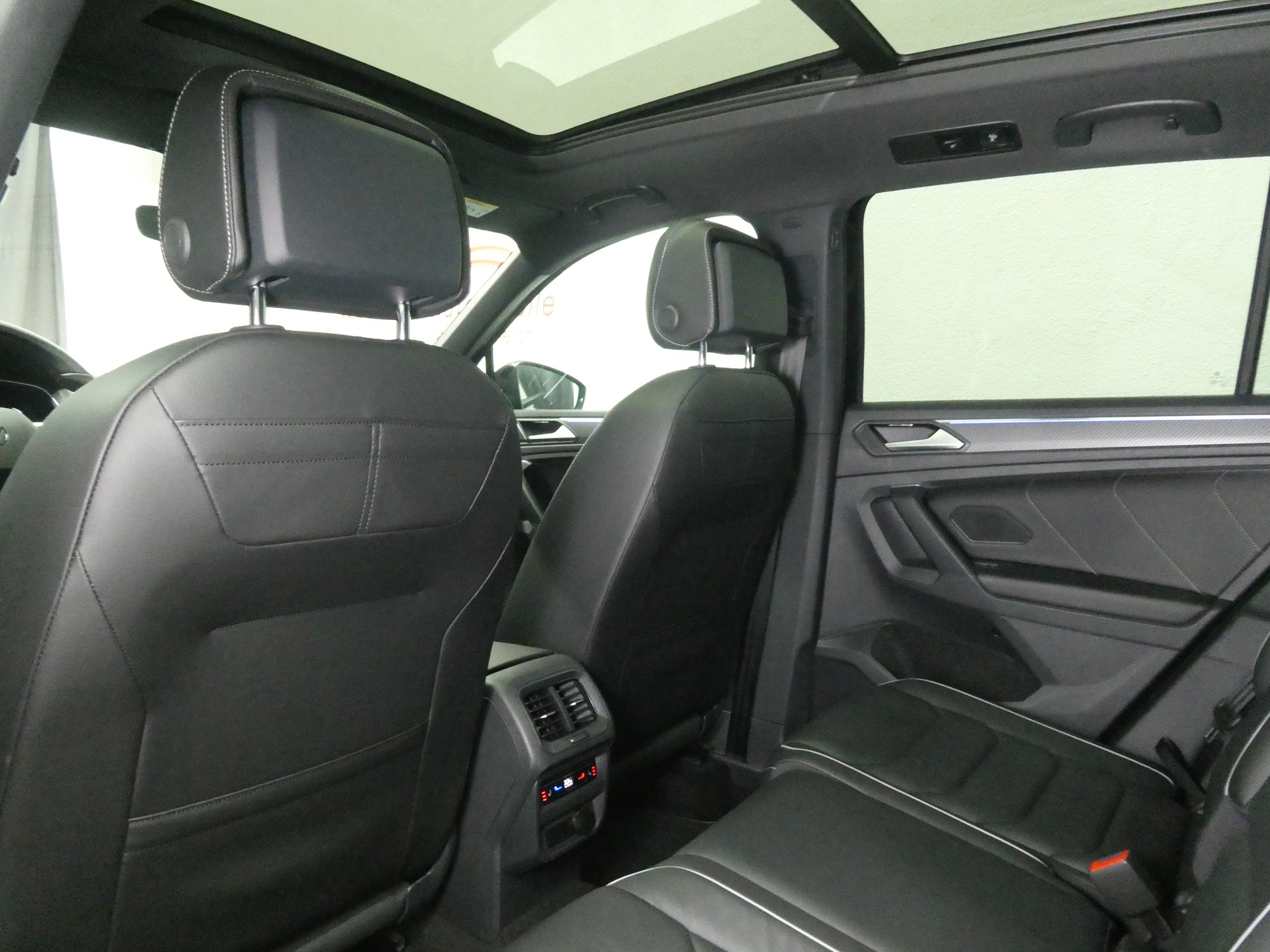 VW Tiguan 2.0TSI R-Line 4Motion DSG - Black Style - Panorama - Leder - Harman/Kardon - AHK - 360° Kamera - 245 PS-image-10