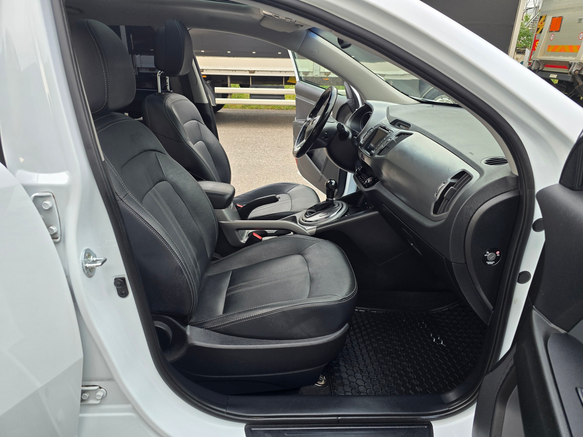 KIA Sportage 2.0 CRDi Style 4WD Automatic-image-10