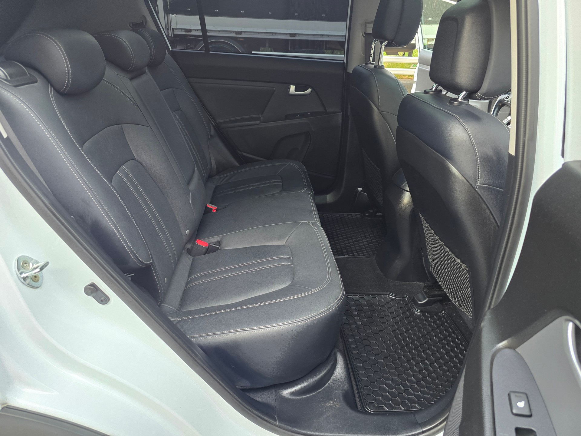 KIA Sportage 2.0 CRDi Style 4WD Automatic-image-12