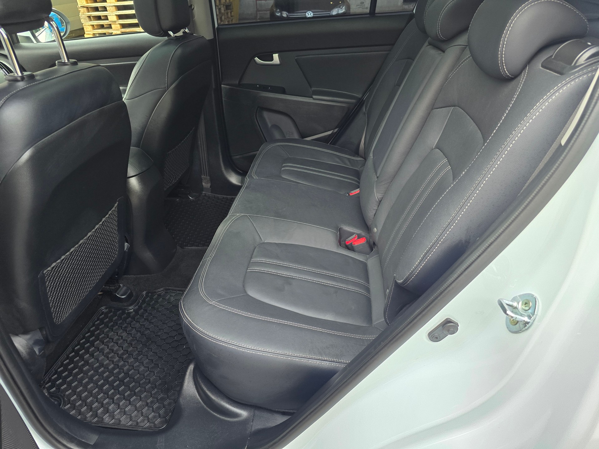 KIA Sportage 2.0 CRDi Style 4WD Automatic-image-9