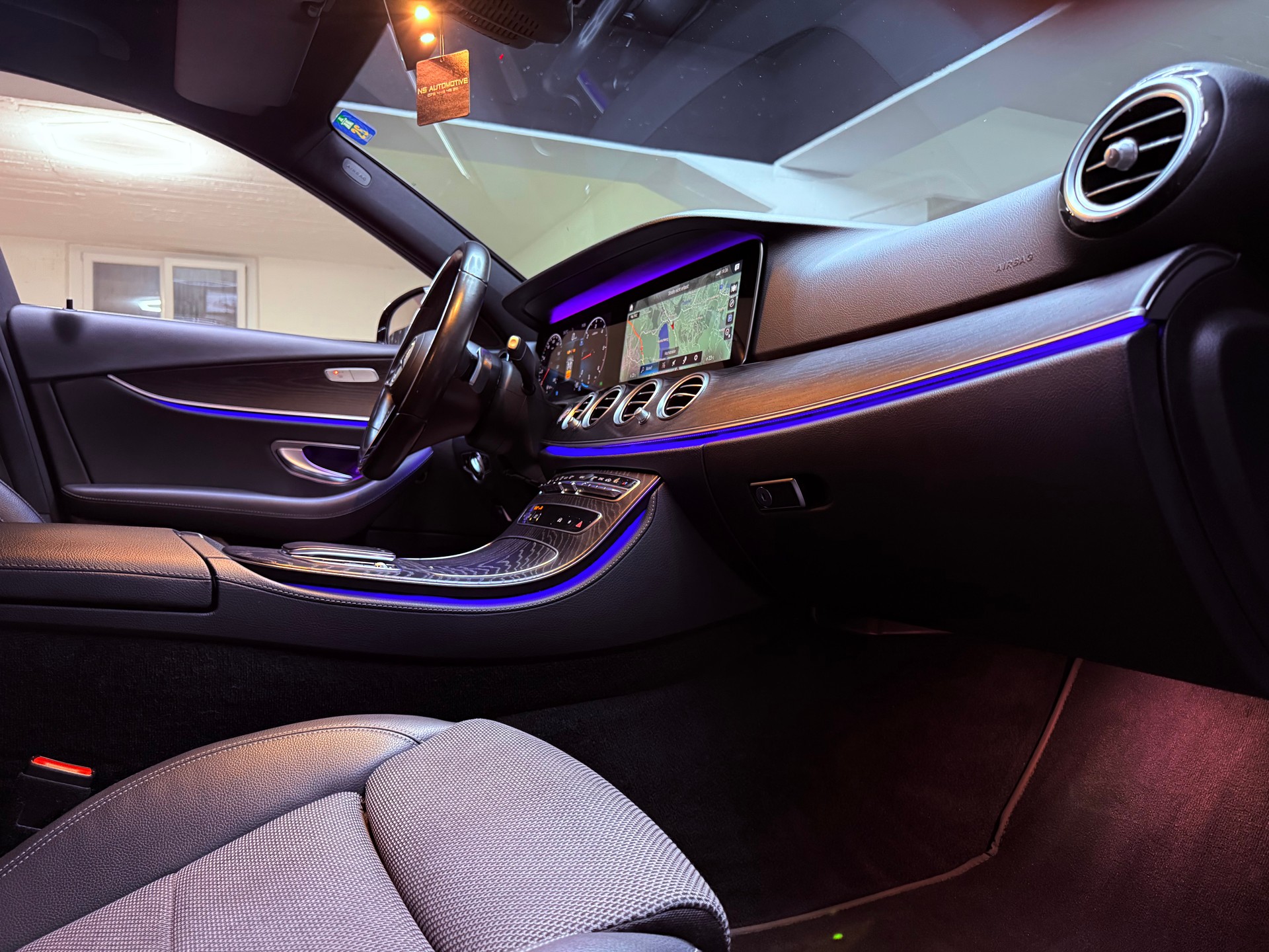 MERCEDES-BENZ E 220 d Avantgarde 9G-Tronic-image-21