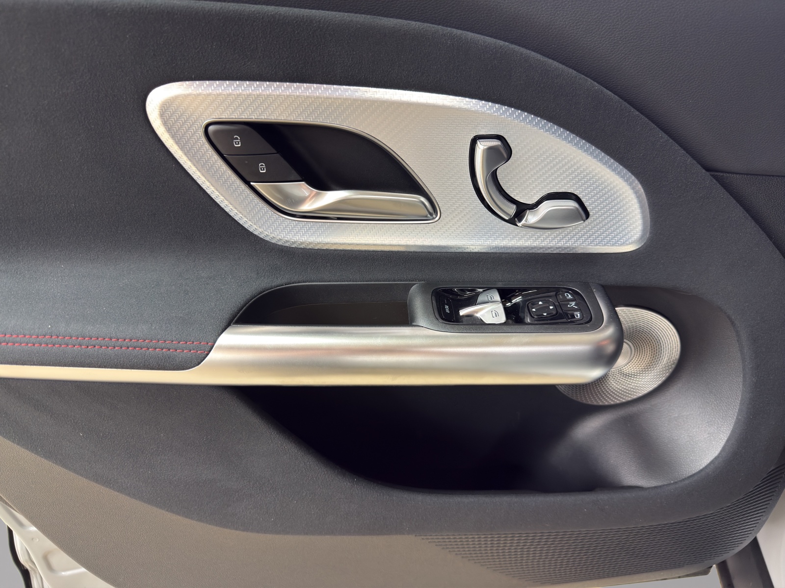 MERCEDES-BENZ GLB 350 4MATIC with EQ Technology-image-12