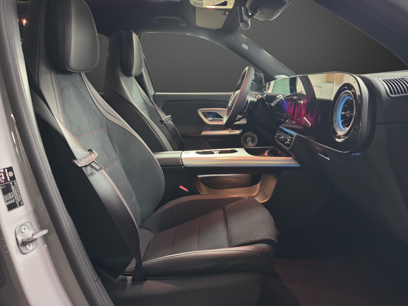 MERCEDES-BENZ GLB 350 4MATIC with EQ Technology-image-11
