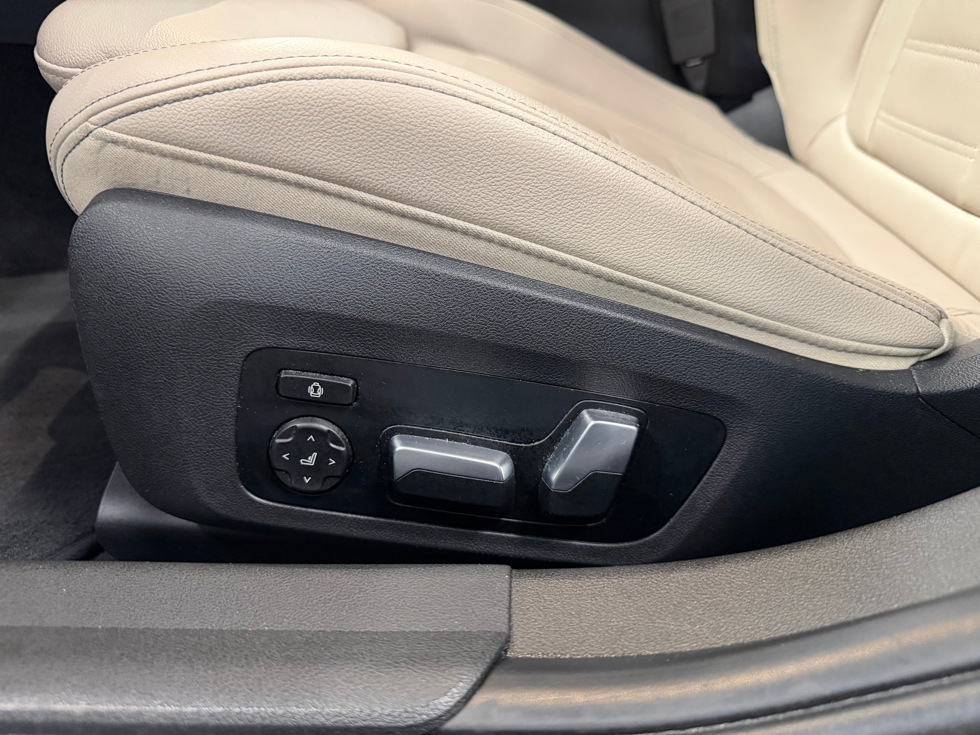 BMW 320d xDrive M Sport Steptronic-image-14