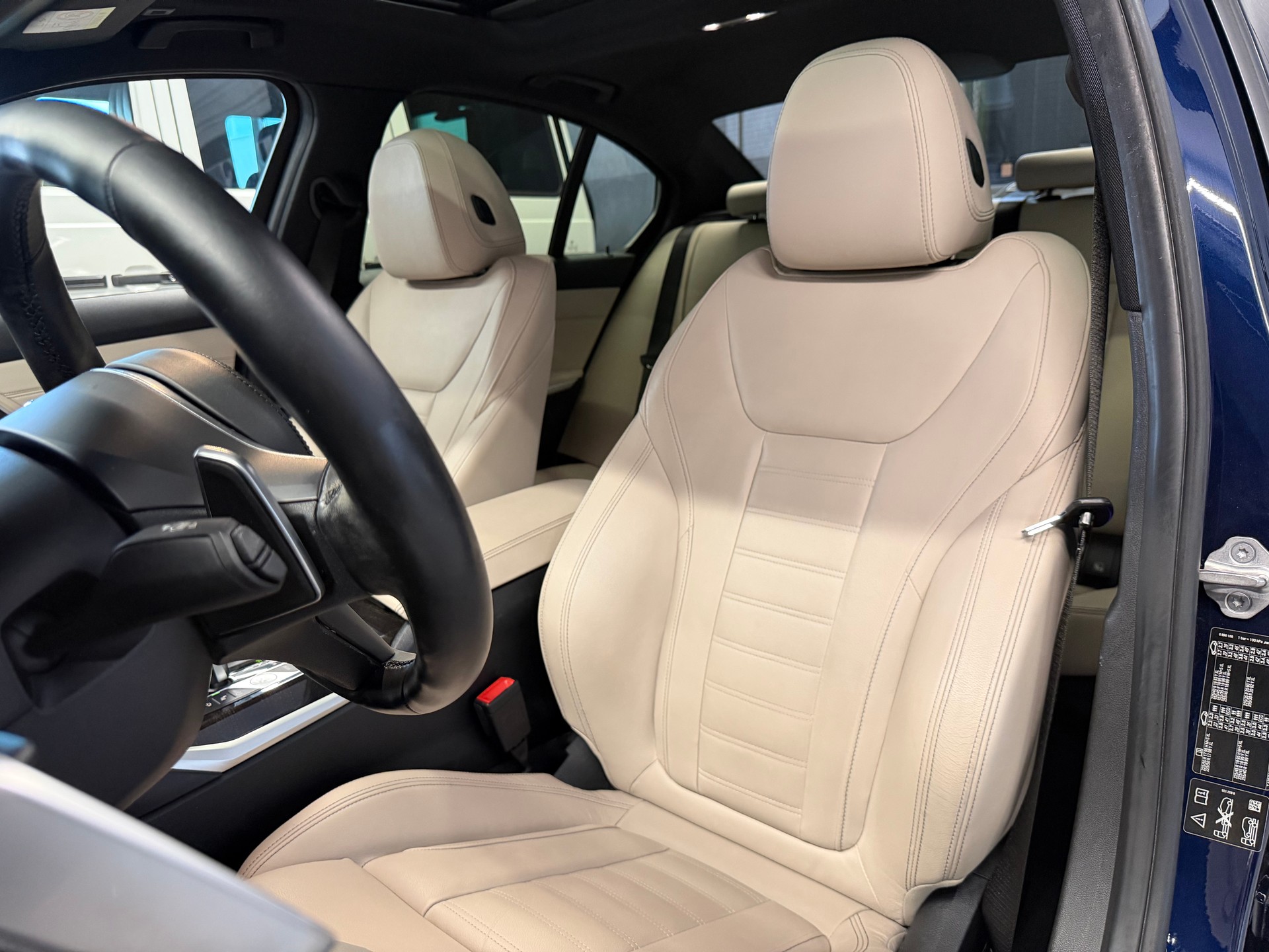 BMW 320d xDrive M Sport Steptronic-image-11