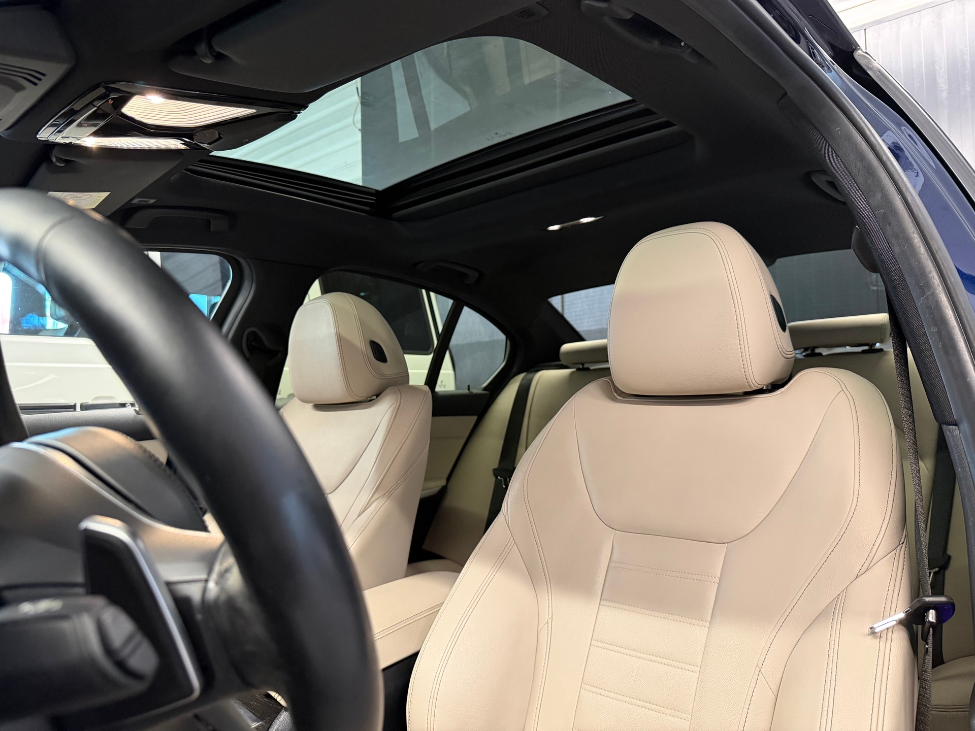 BMW 320d xDrive M Sport Steptronic-image-12