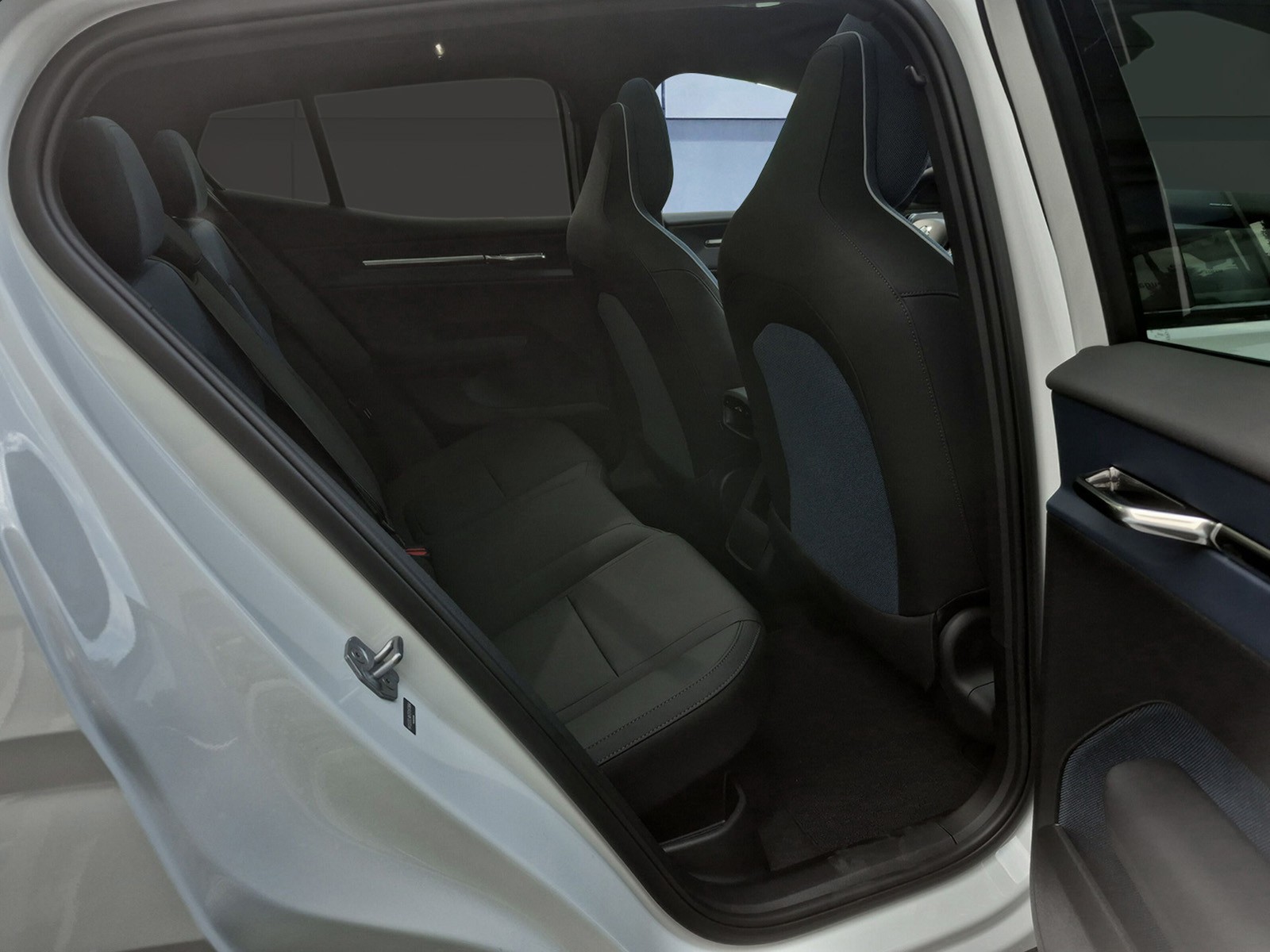 VOLVO EX 30 E60 Ultra RWD-image-13
