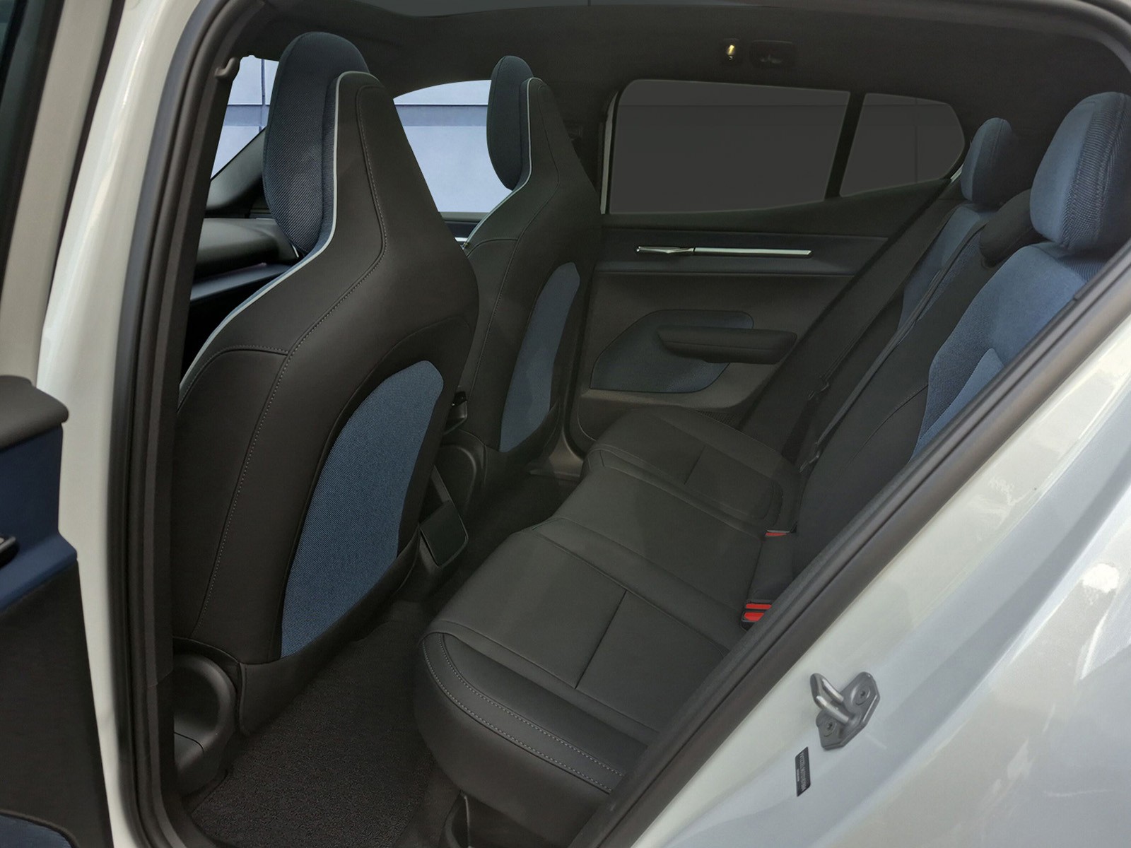 VOLVO EX 30 E60 Ultra RWD-image-14