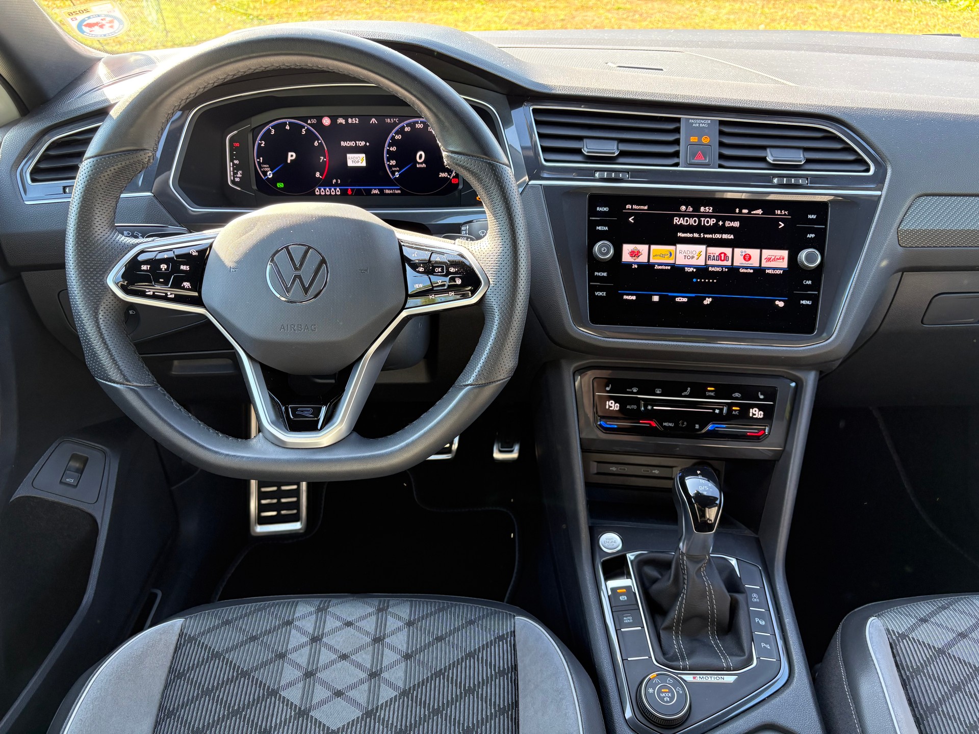 VW Allspace 2.0TSI R-Line, Standheizung, Werksgarantie bis 24.03.2030, 7-Plätzer, 8-fach Bereift-image-2