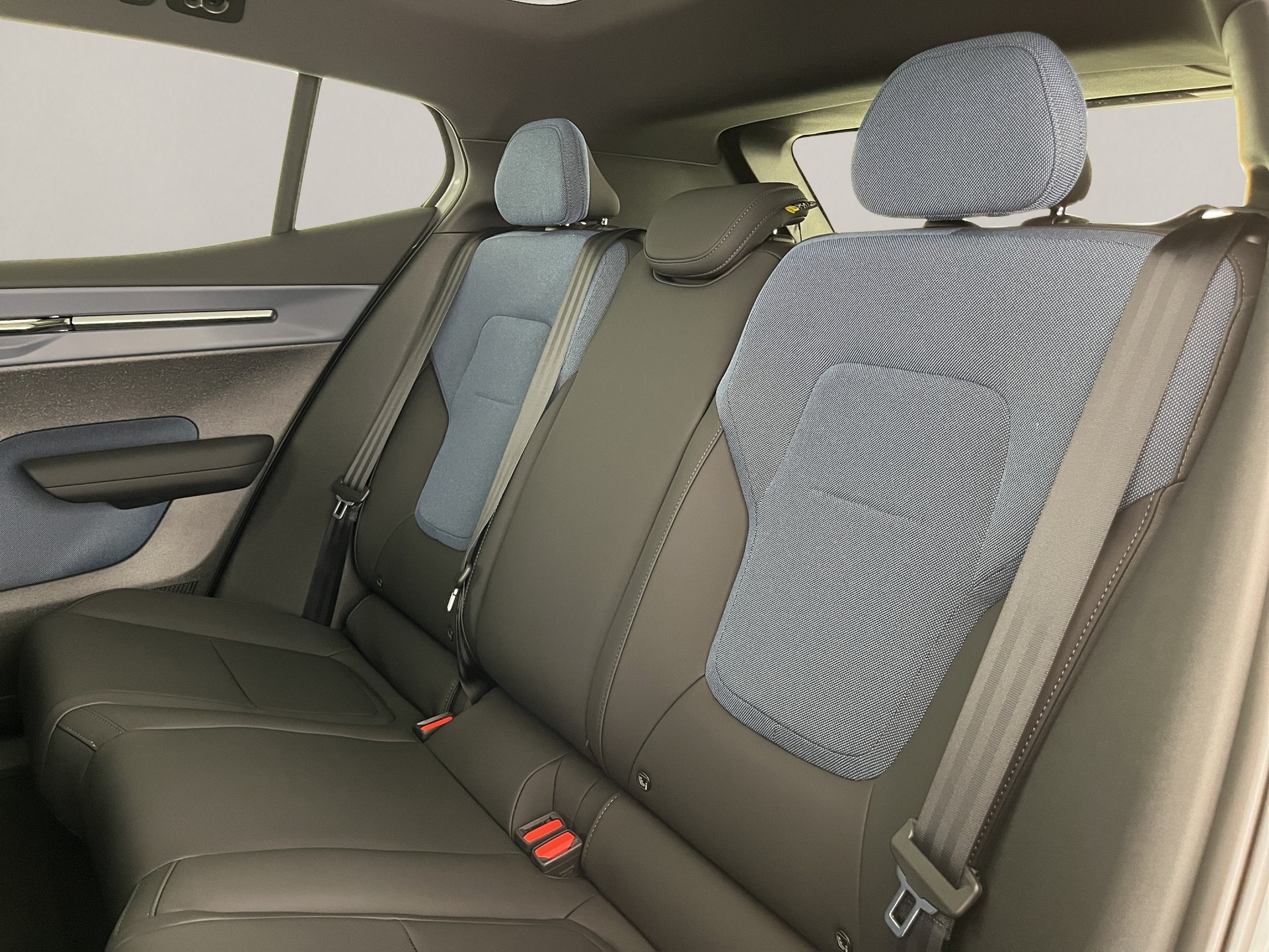 VOLVO EX30 P8 AWD-image-16