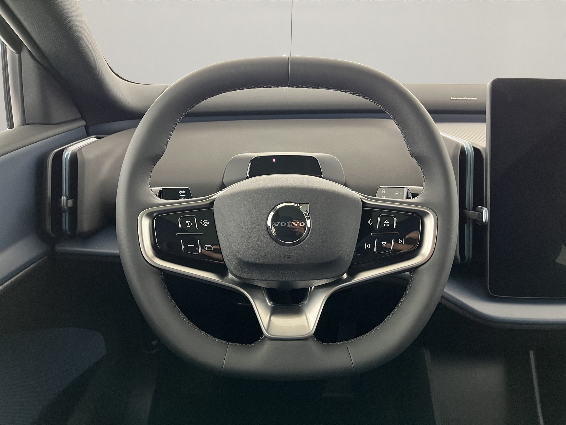 VOLVO EX30 P8 AWD-image-10