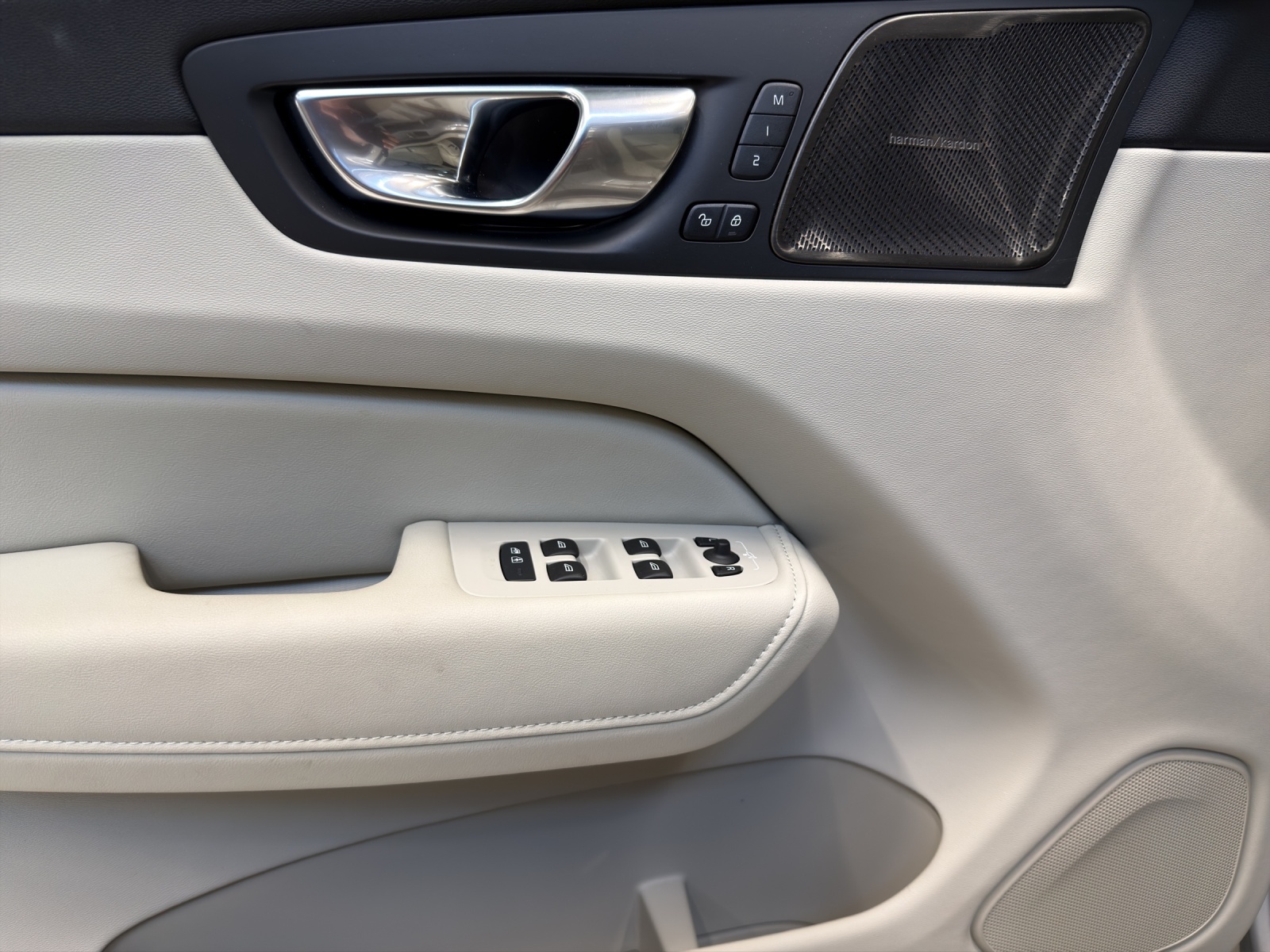 VOLVO XC60 2.0 T6 TE Ultra Dark eAWD-image-9