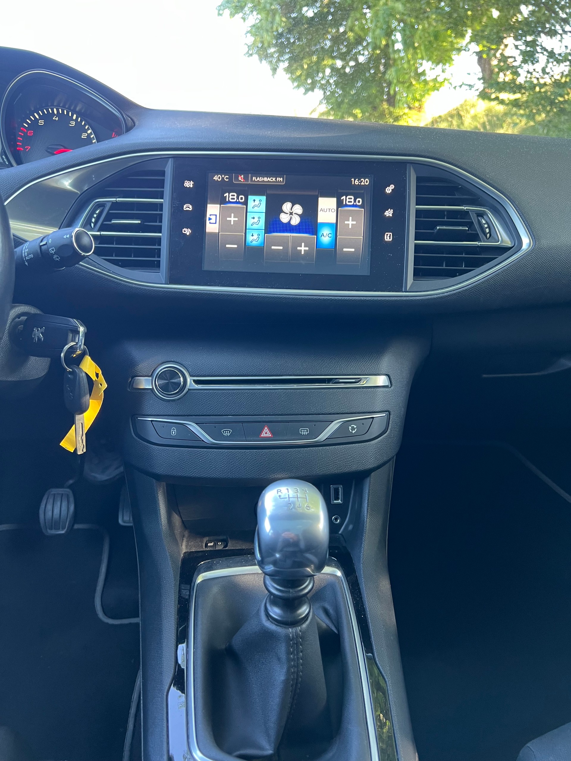 PEUGEOT 308 SW 1.2 THP Business-image-9