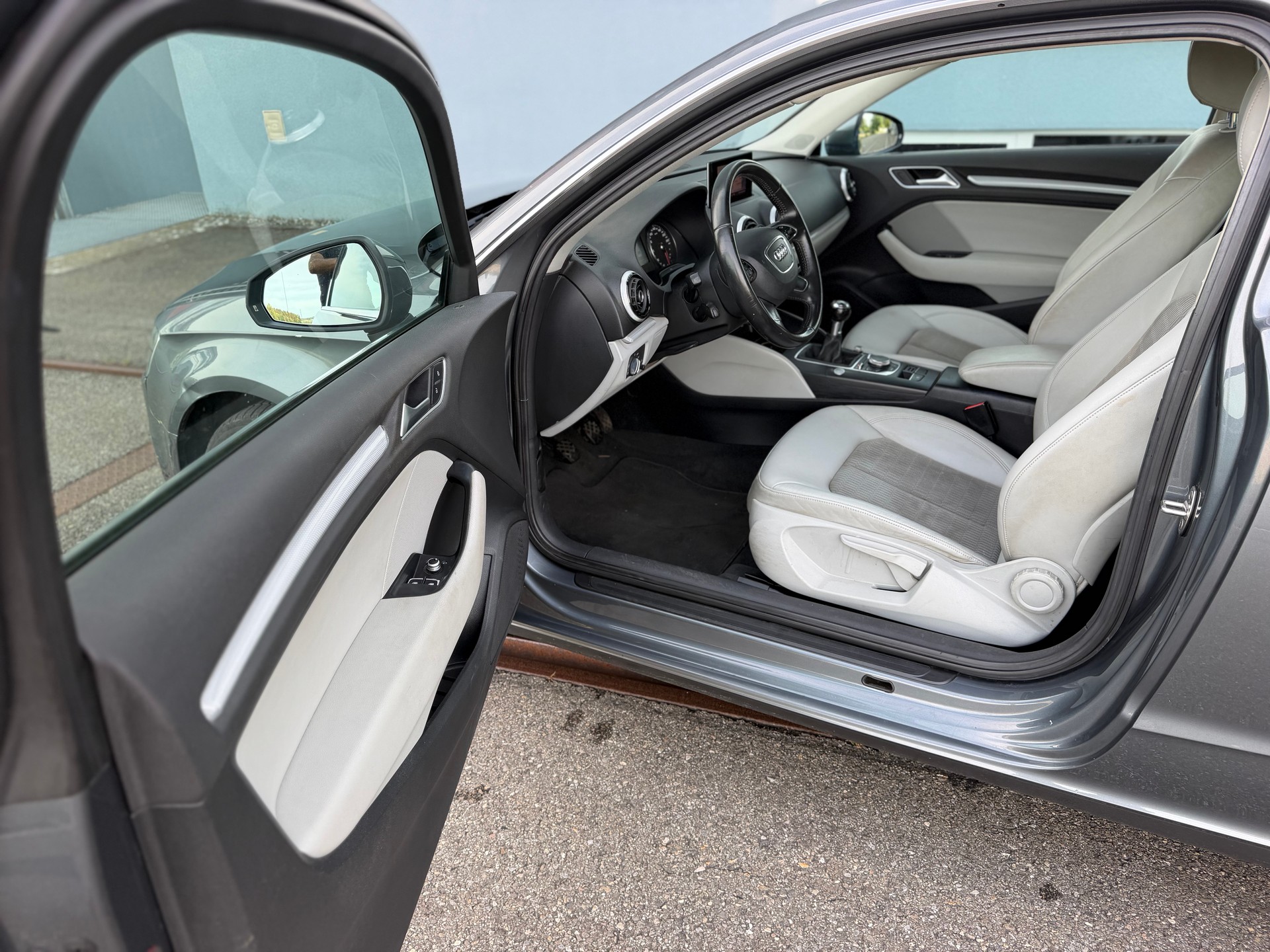 AUDI A3 Sportback 1.4 TFSI Ambition-image-14