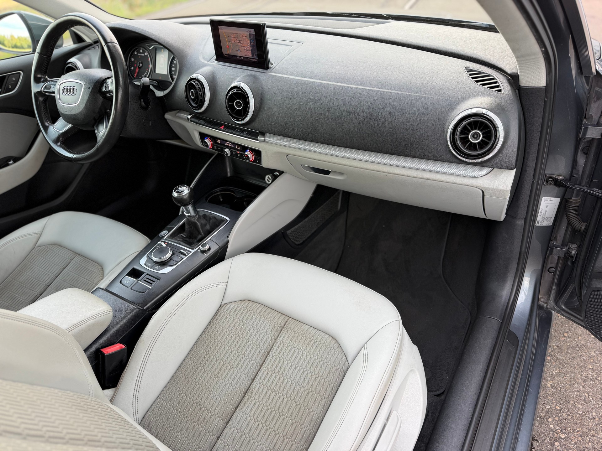 AUDI A3 Sportback 1.4 TFSI Ambition-image-12