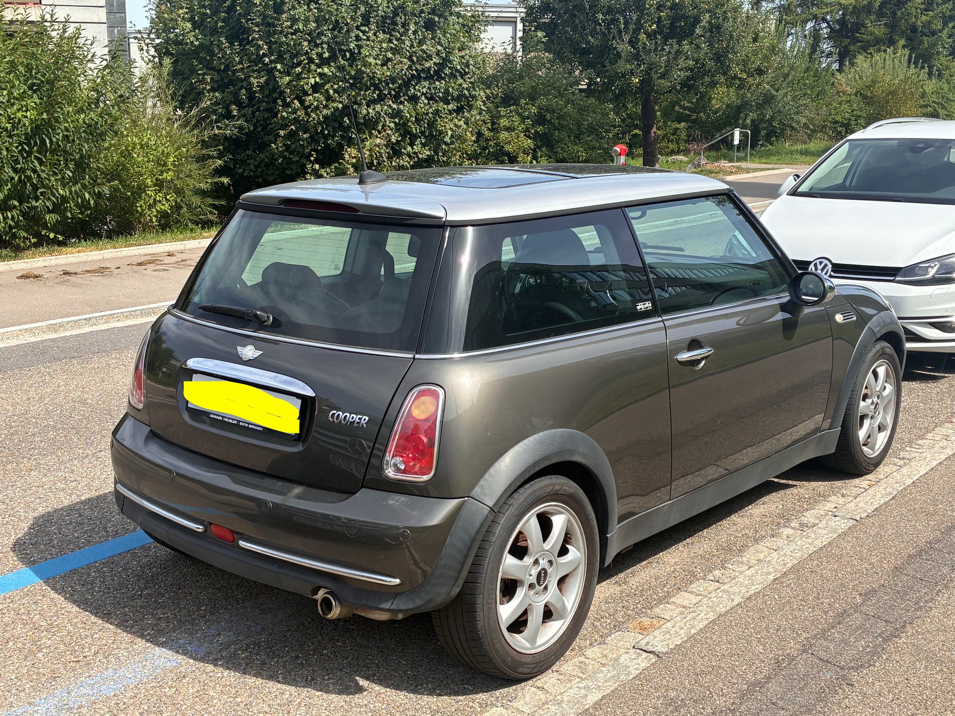 MINI 1.6i Cooper-image-1