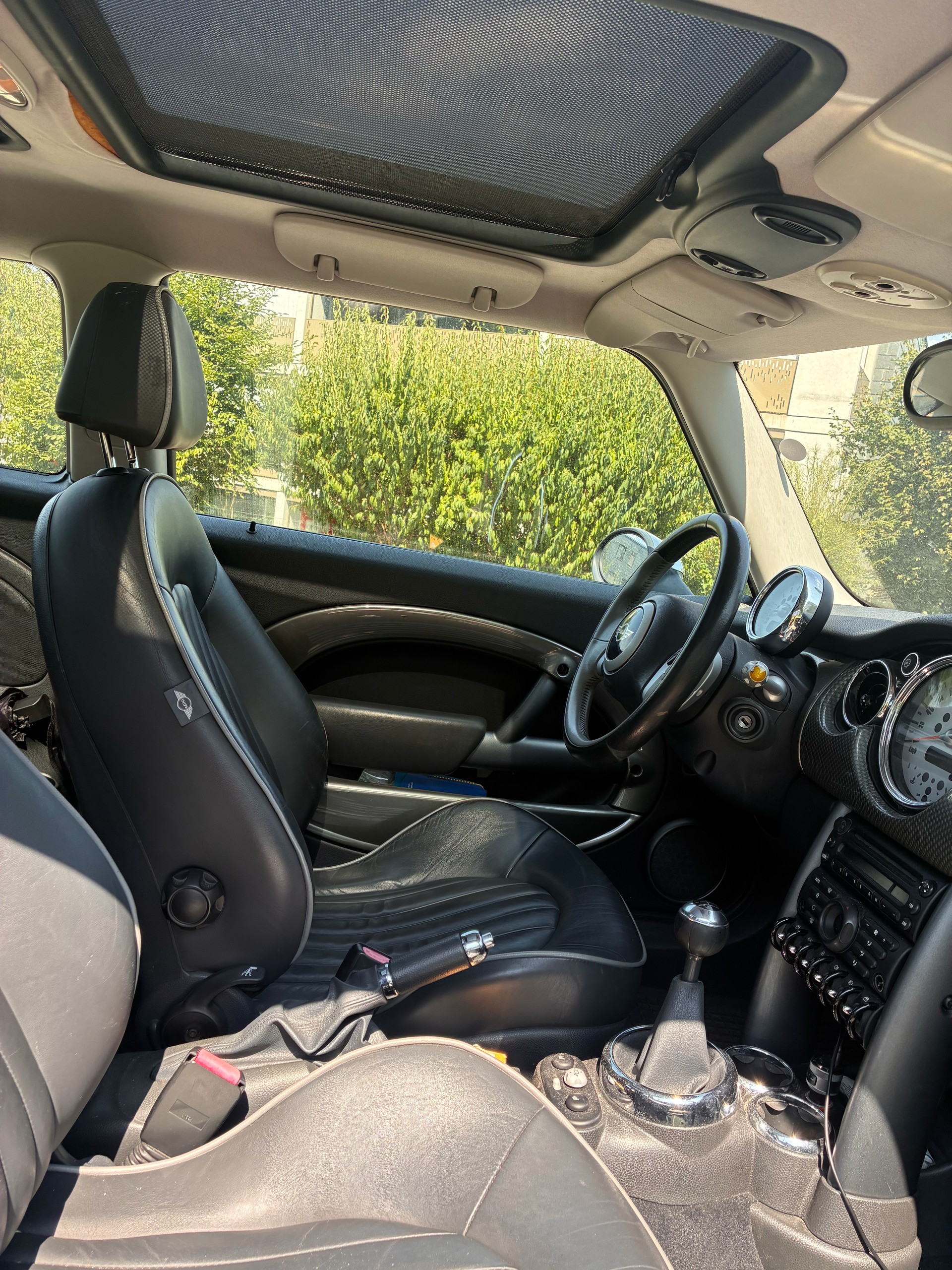 MINI 1.6i Cooper-image-3