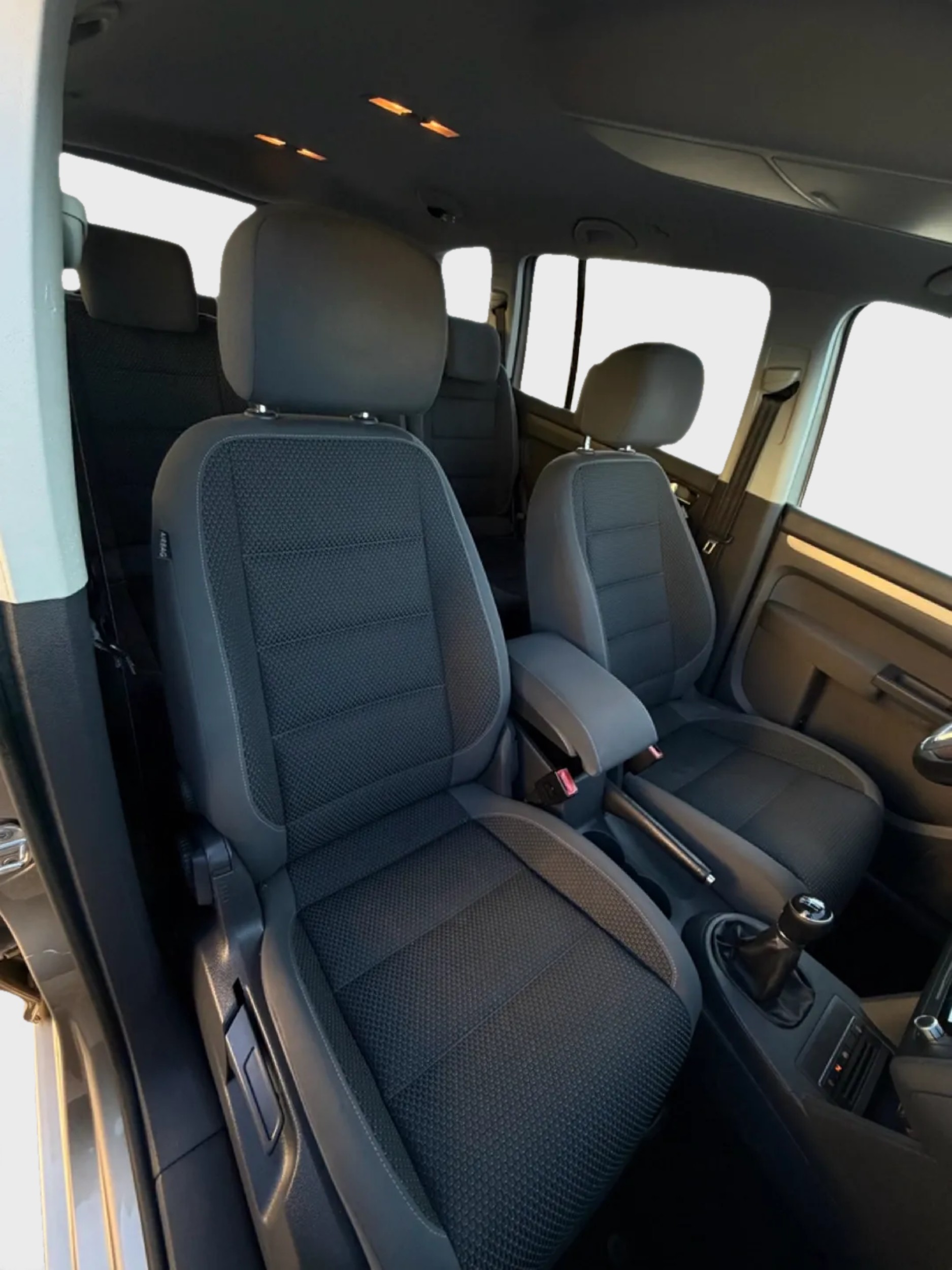 VW Touran 2.0 TDI Comfortline-image-15