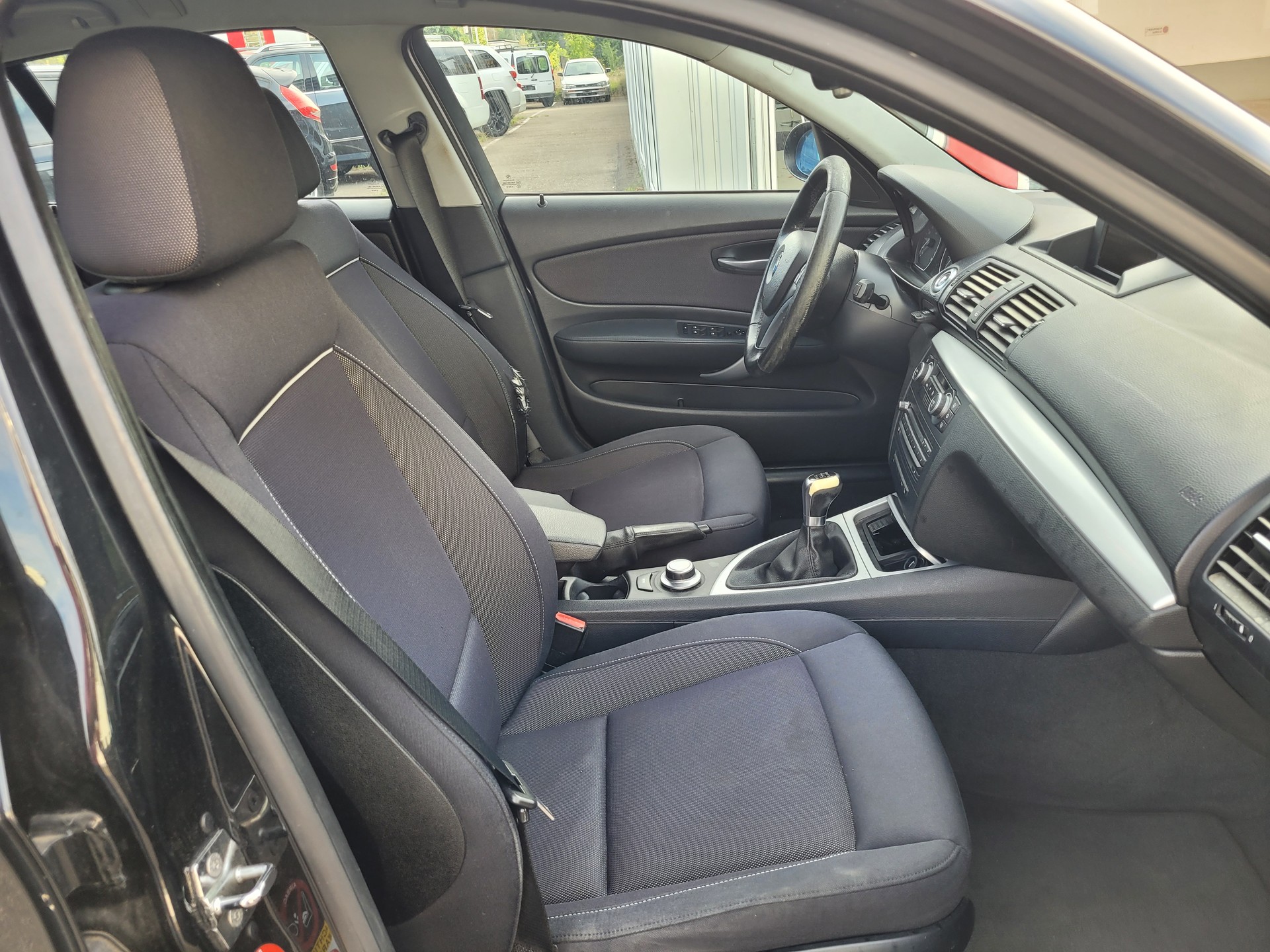BMW 120i-image-8