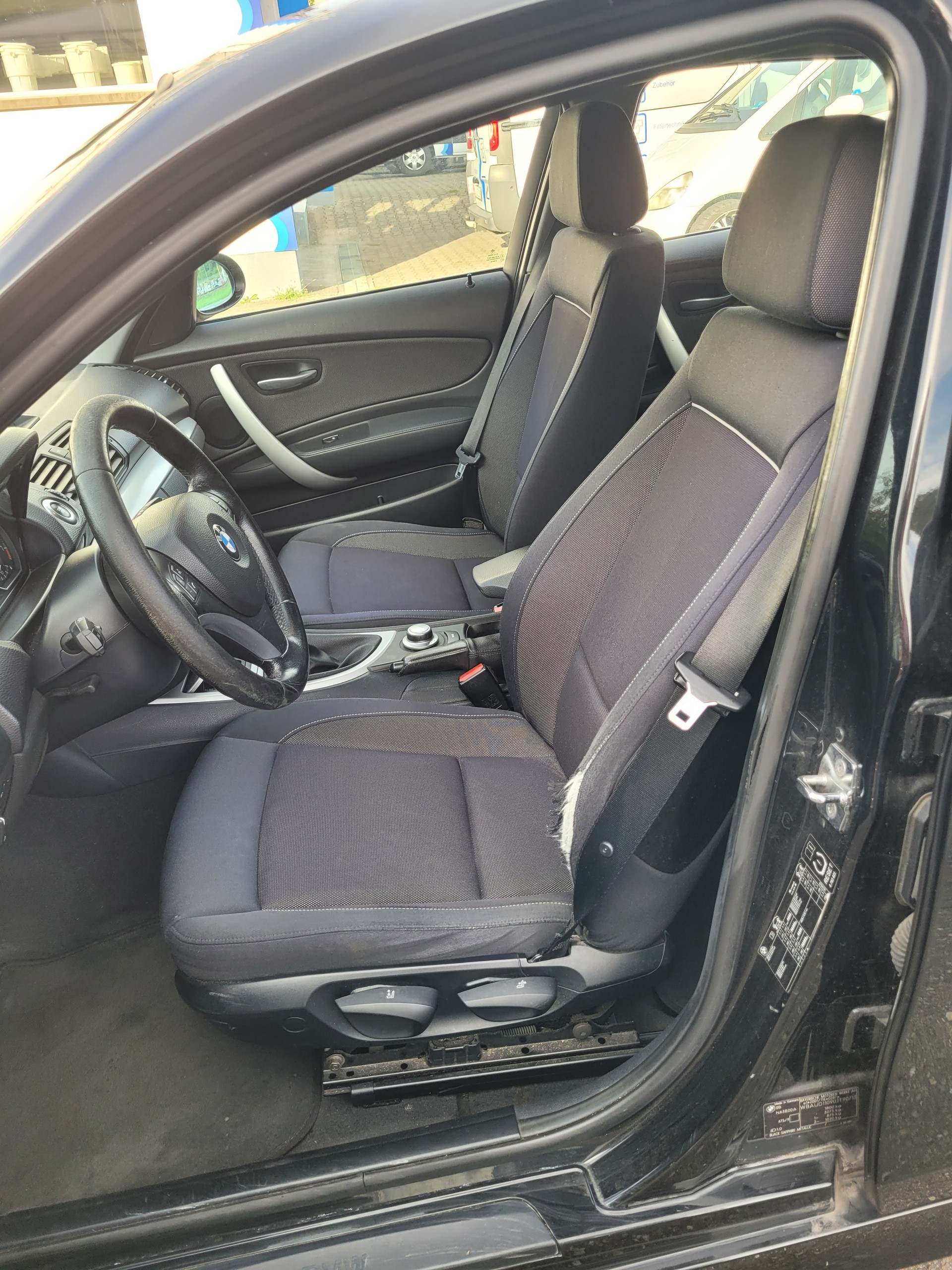 BMW 120i-image-10