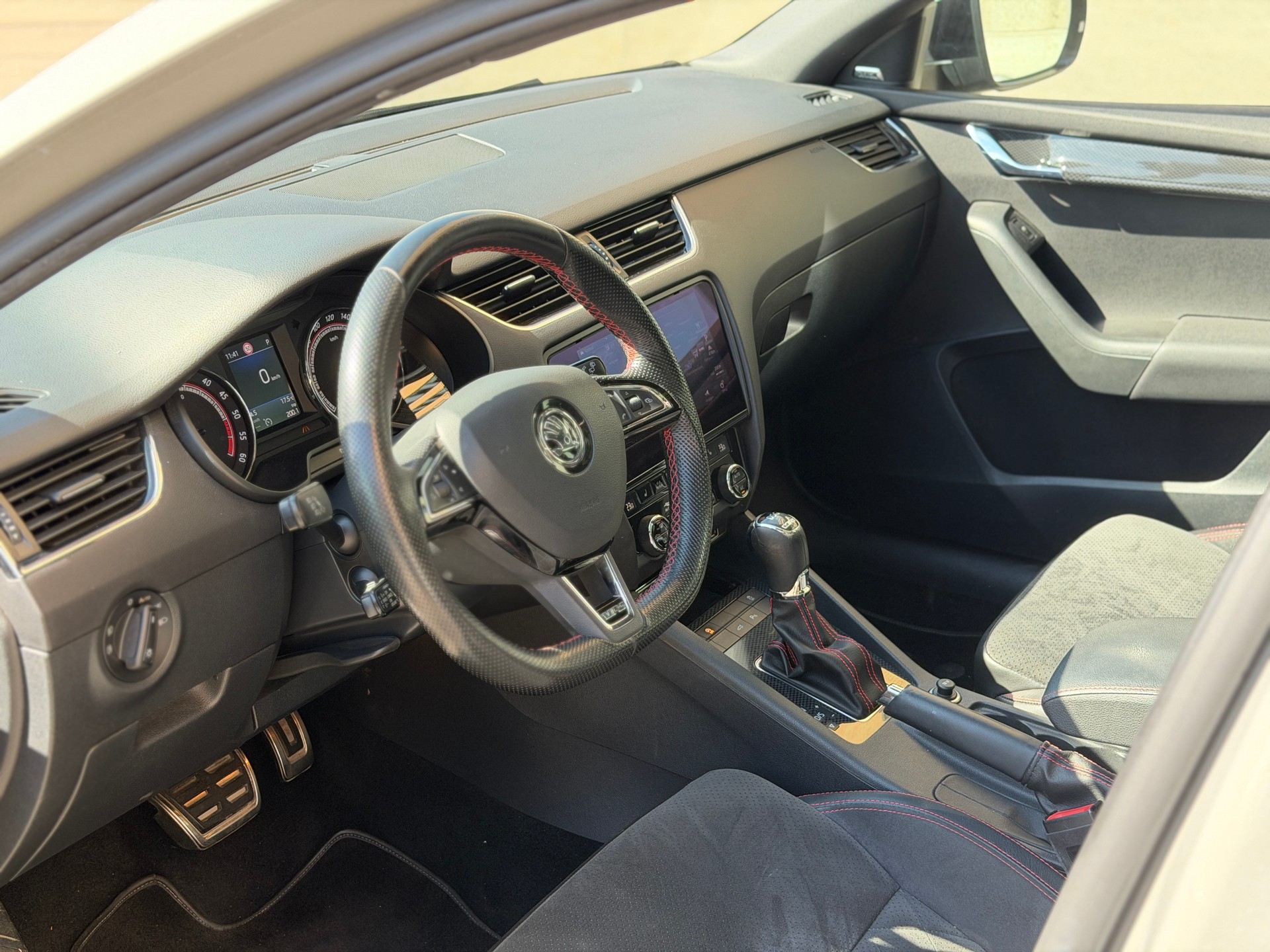 SKODA Octavia Combi 2.0 TDI RS 4x4 DSG-image-14