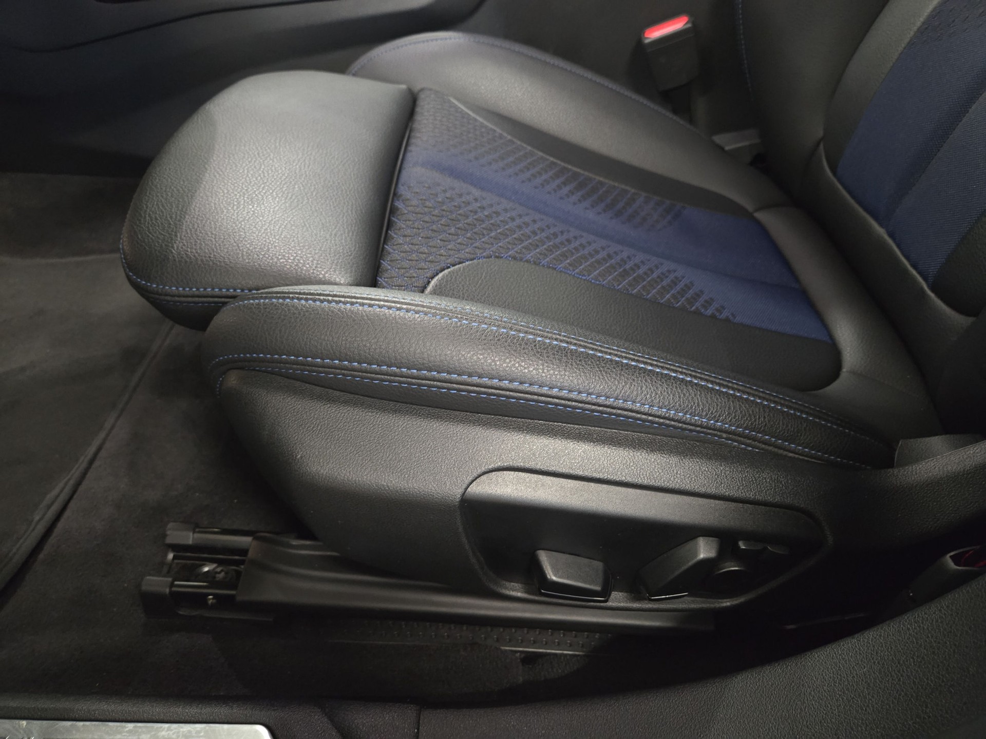 BMW M135i xDrive Steptronic-image-17