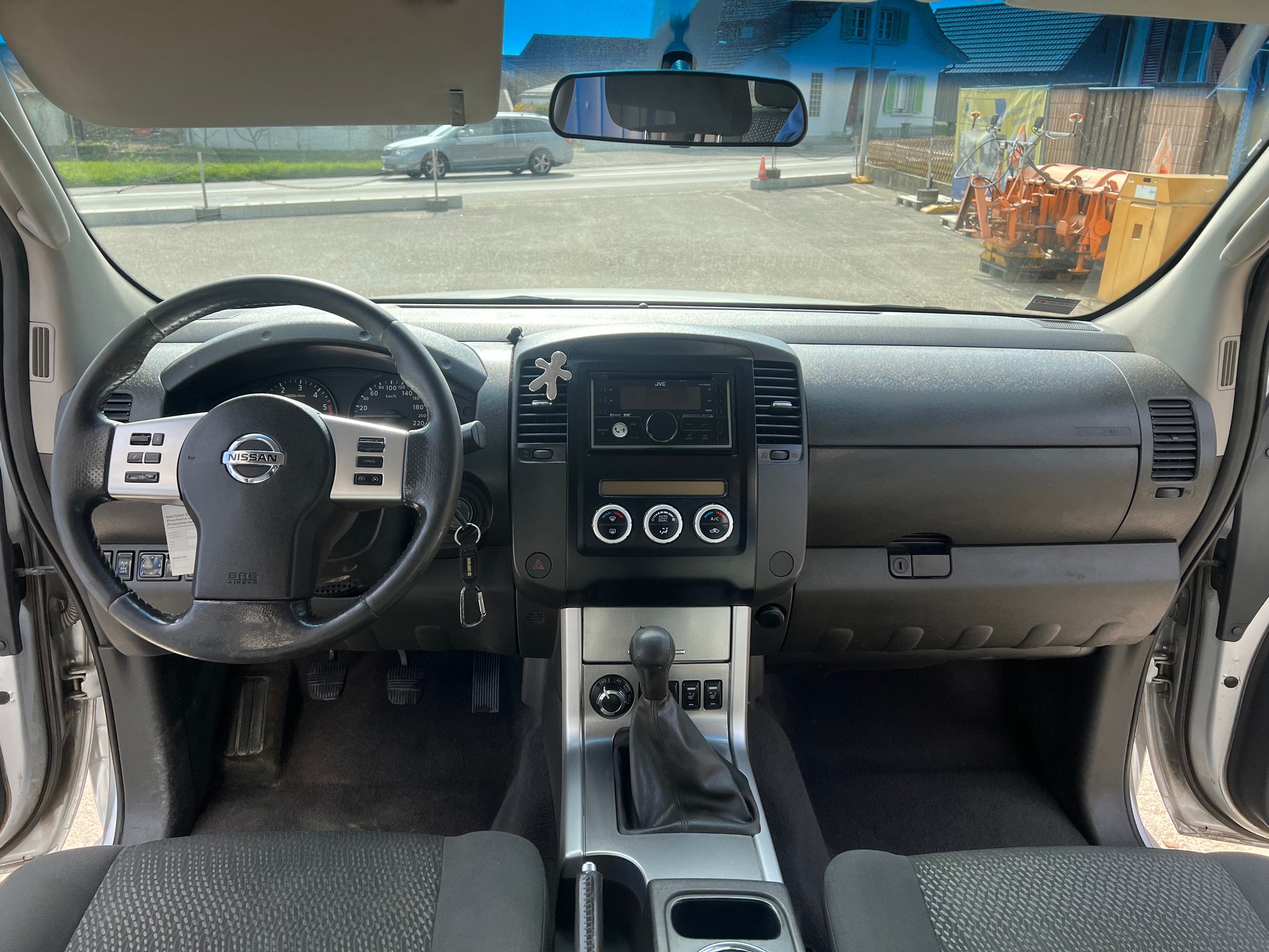 NISSAN NAVARA-image-2
