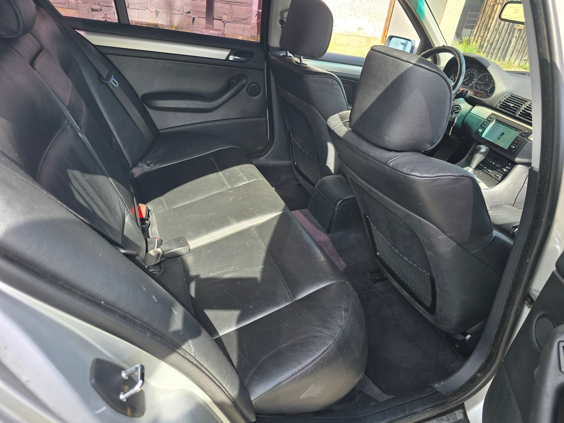 BMW 330xi-image-5