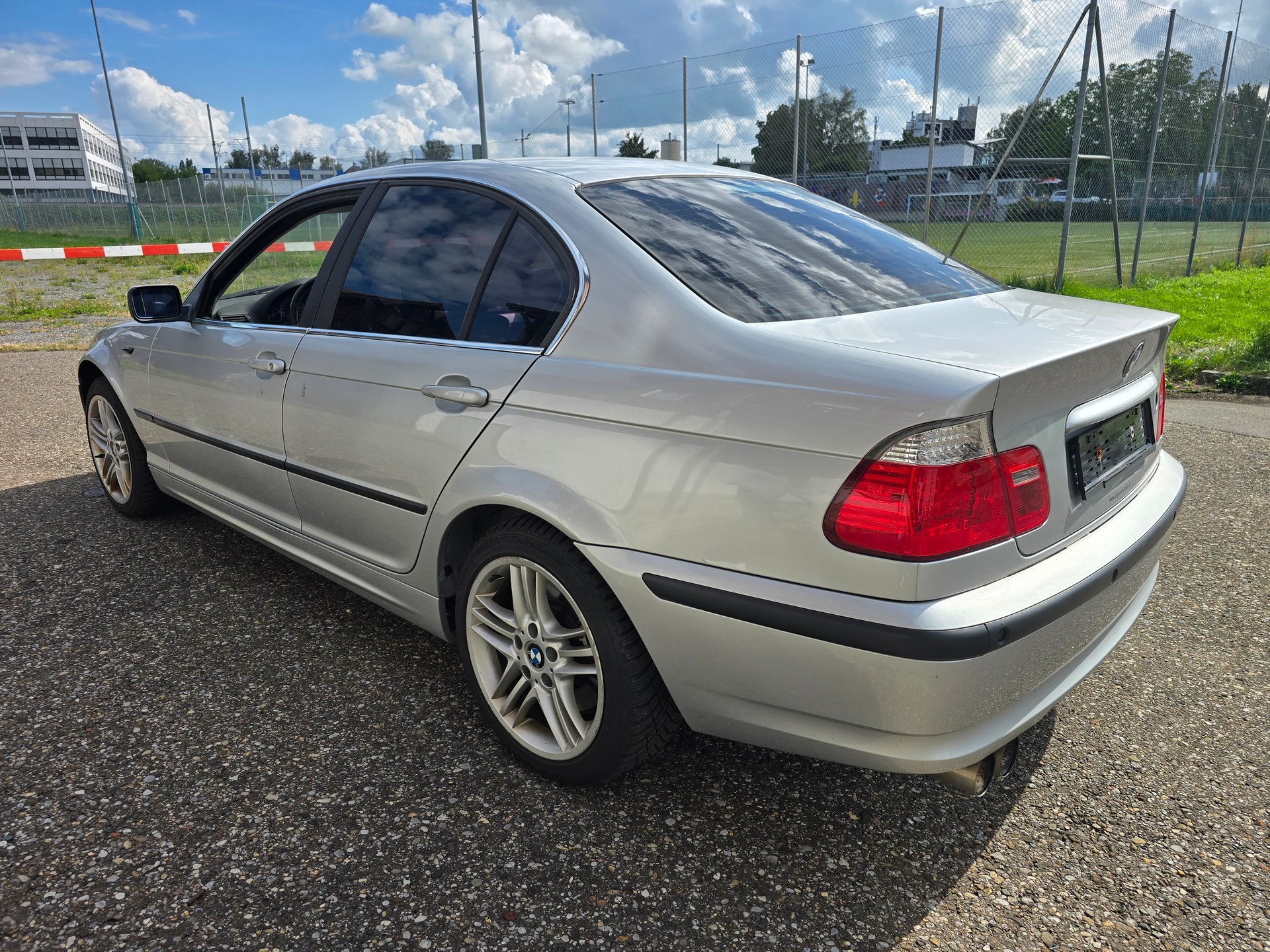 BMW 330xi-image-3