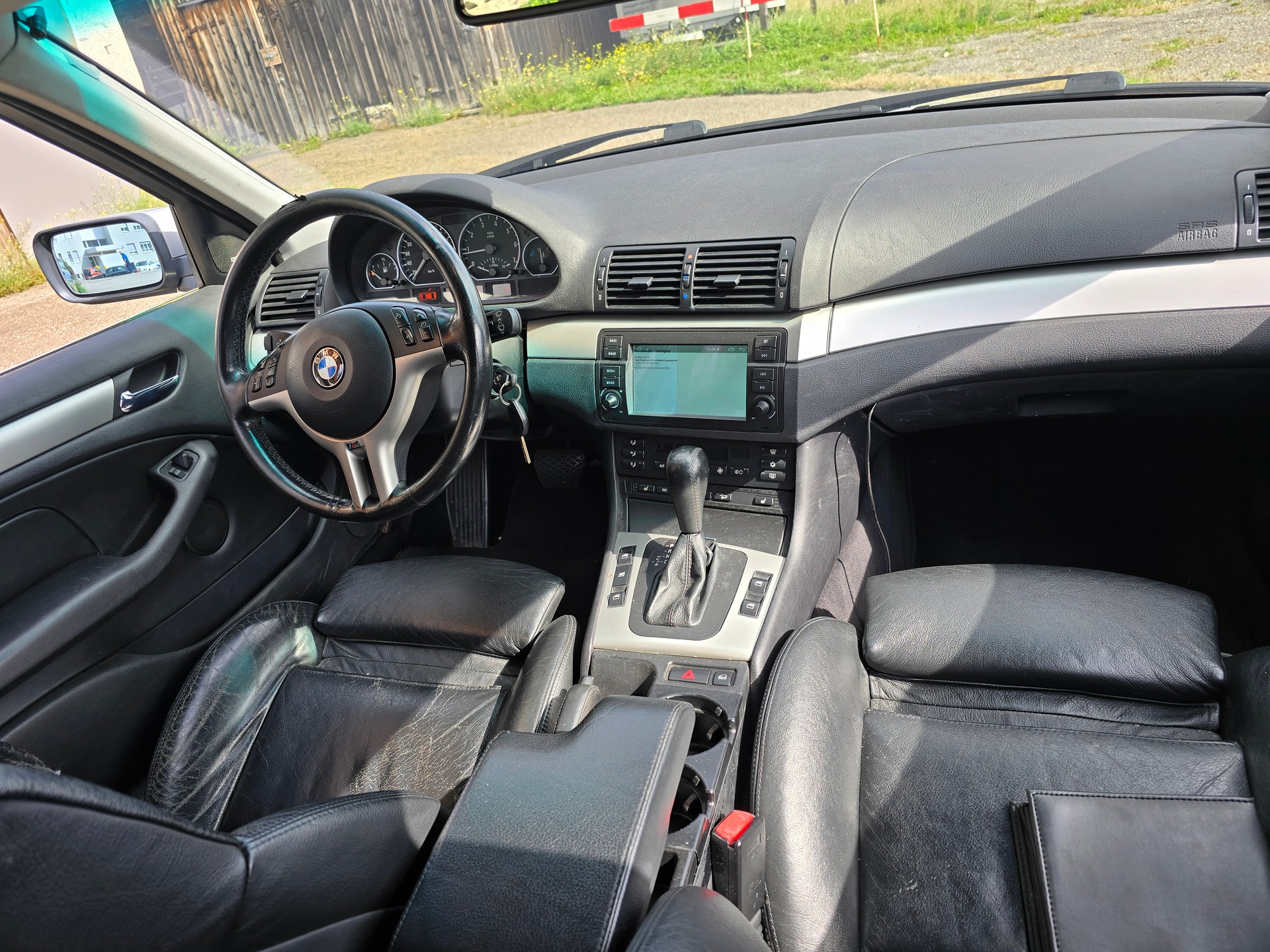 BMW 330xi-image-6
