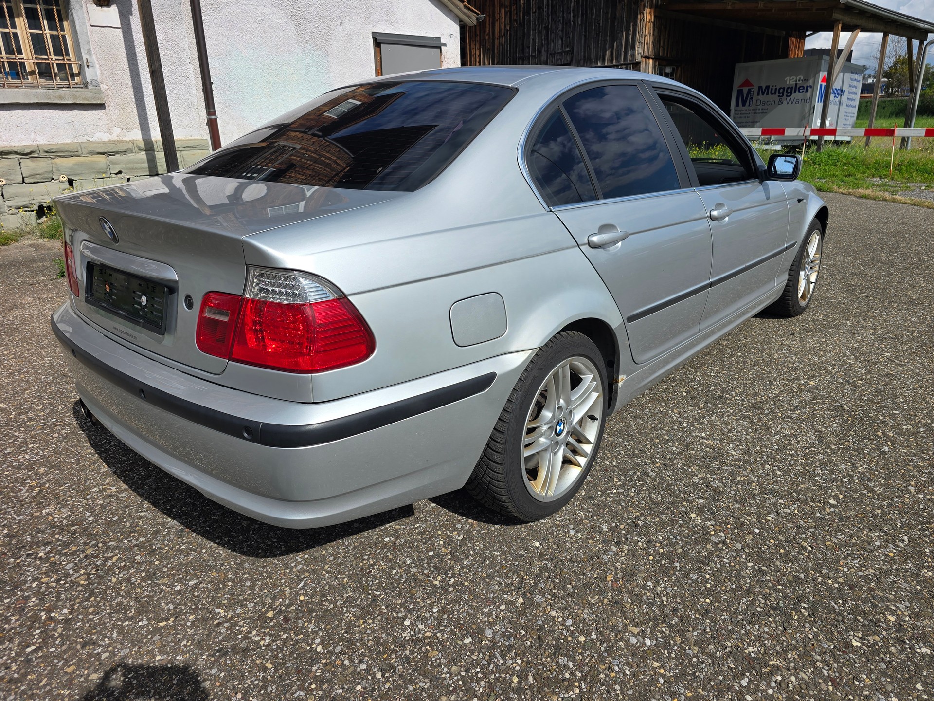BMW 330xi-image-2